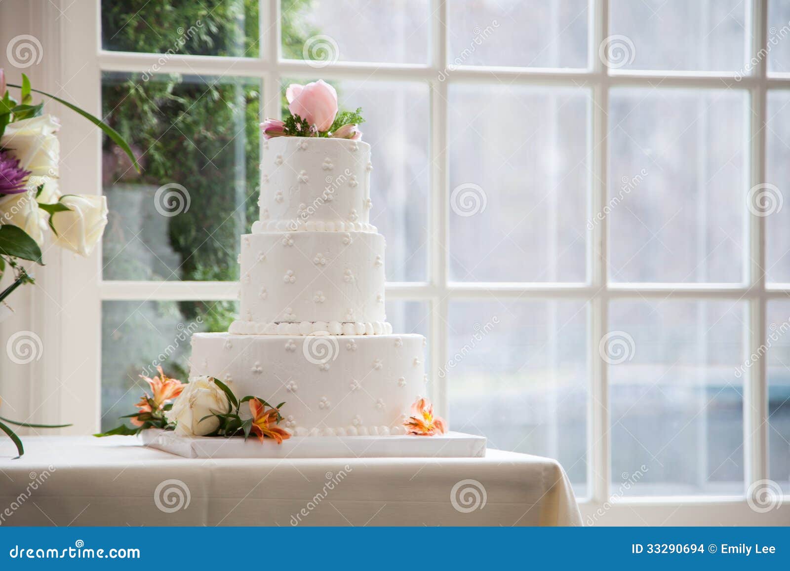 Elegant wedding cakes with flowers