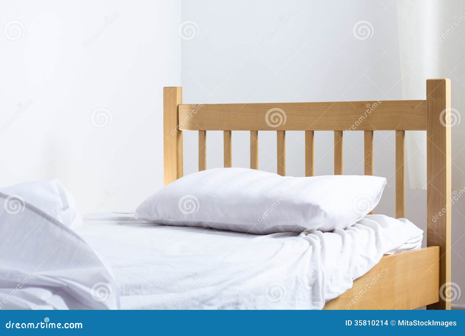single-bed-bedroom-empty-35810214.jpg