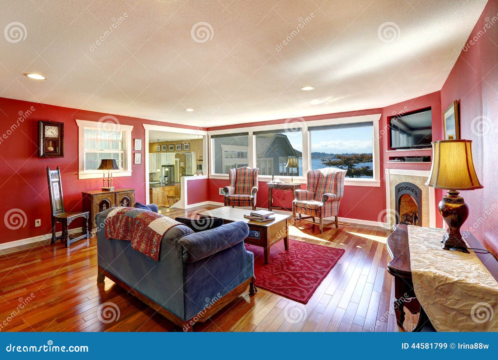 Sitio rojo del contraste brillante con muebles antiguos y el suelo de Sitio rojo del contraste brillante con muebles antiguos y el suelo de