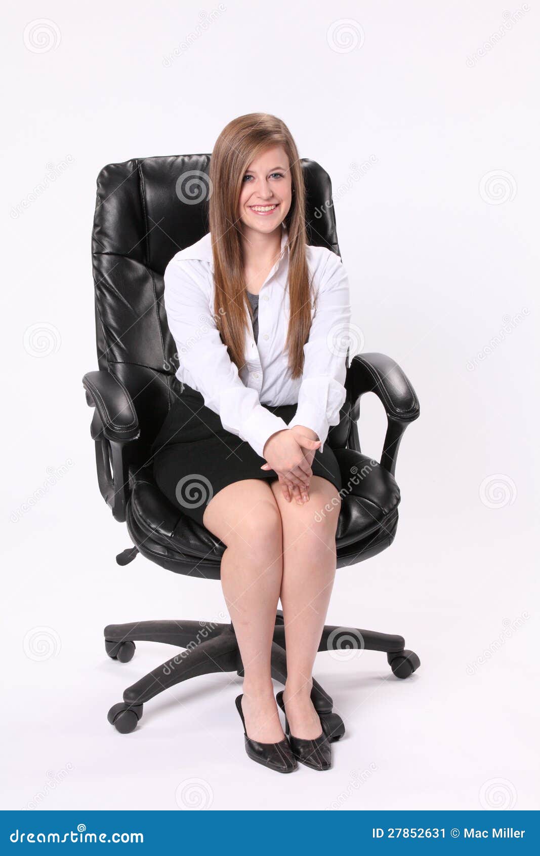 坐在转椅的小女孩 库存图片. 图片 包括有 愉快, 子项, 剪切, 表达式, 一个, 白种人, 纵向, 工作室 - 91894611