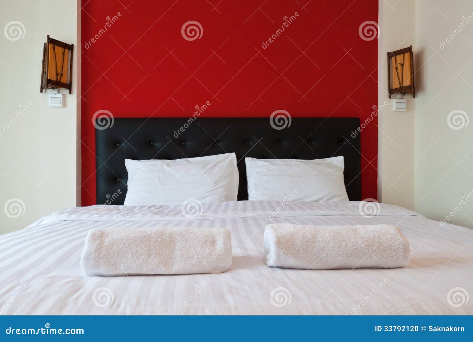 Slaapkamer met rode muur, handdoek op het bed. stock foto ...