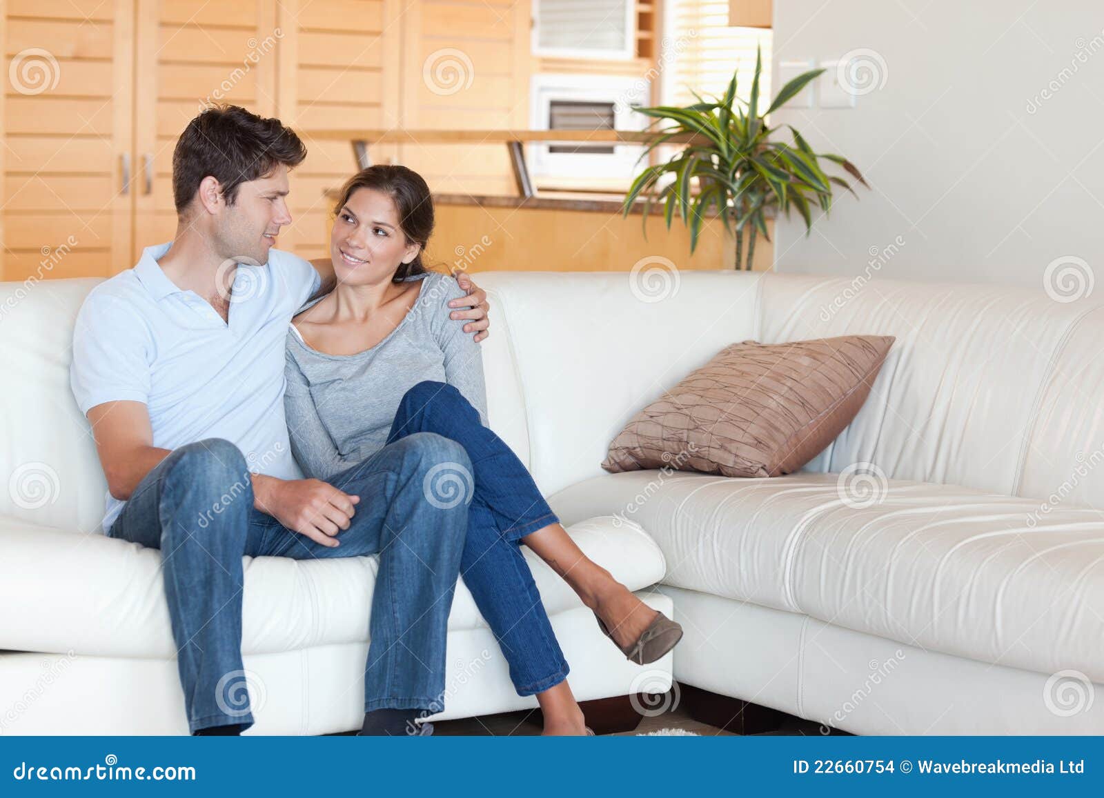 Фото парень с девушкой сидят на диване ...