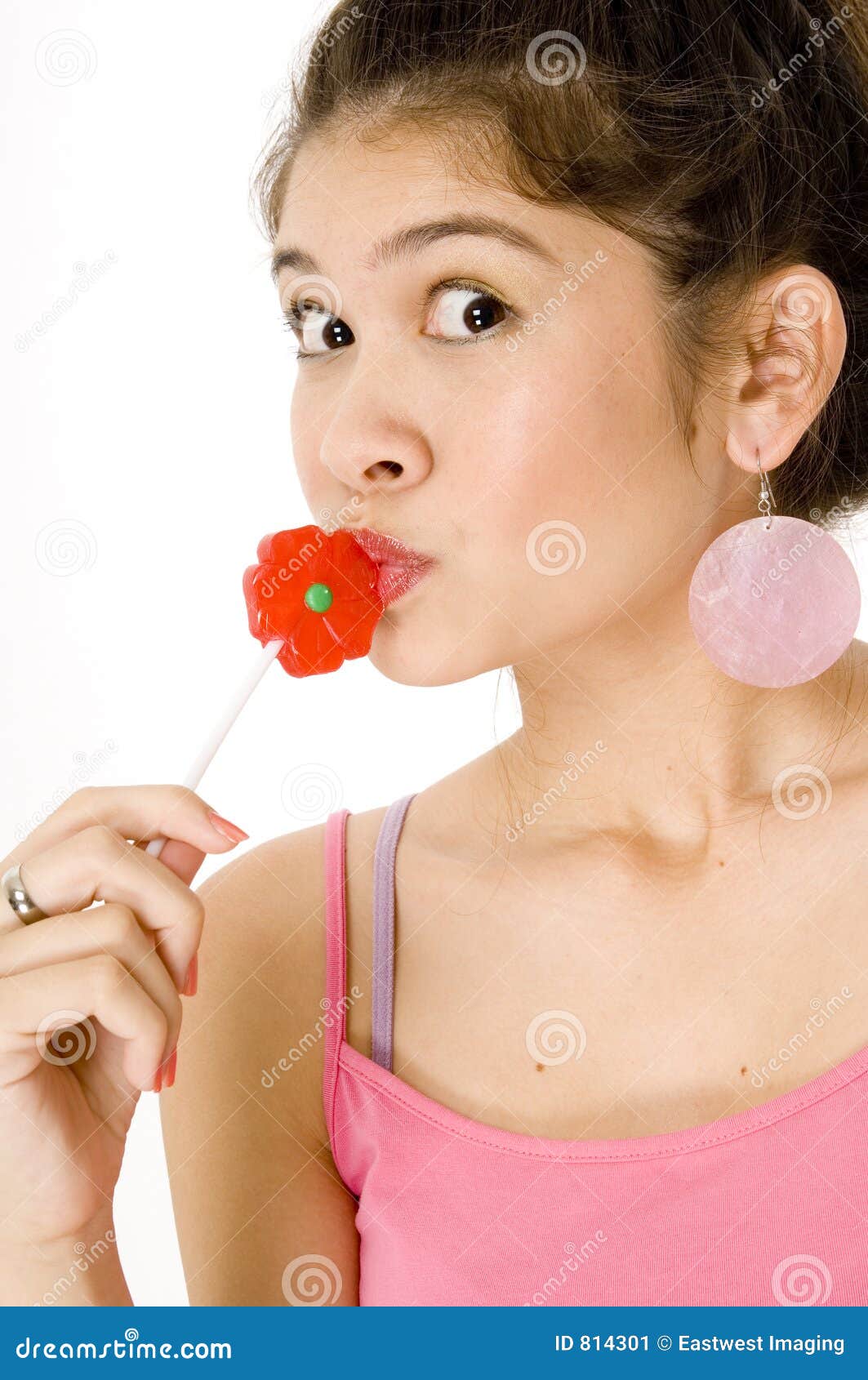 Miradas de una mujer joven sorprendidas como ella besa un lollipop del caramelo. - sorpresa-dulce-814301