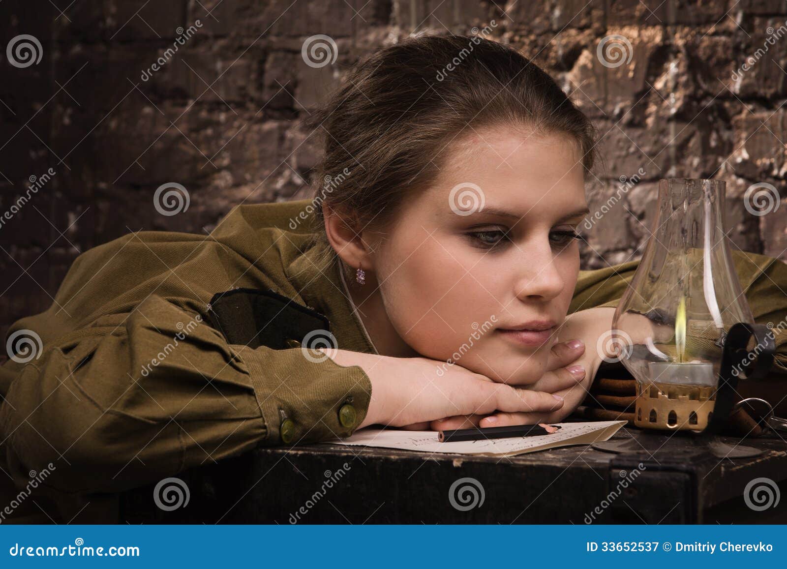 Sovjetisk kvinnlig soldat i likformig av wwii som ser branden ...