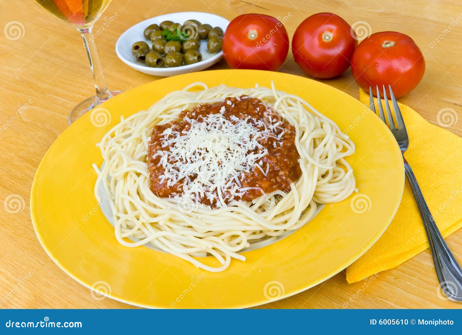 spaghetti-bolognese-parmesan-cheese-6005610.jpg