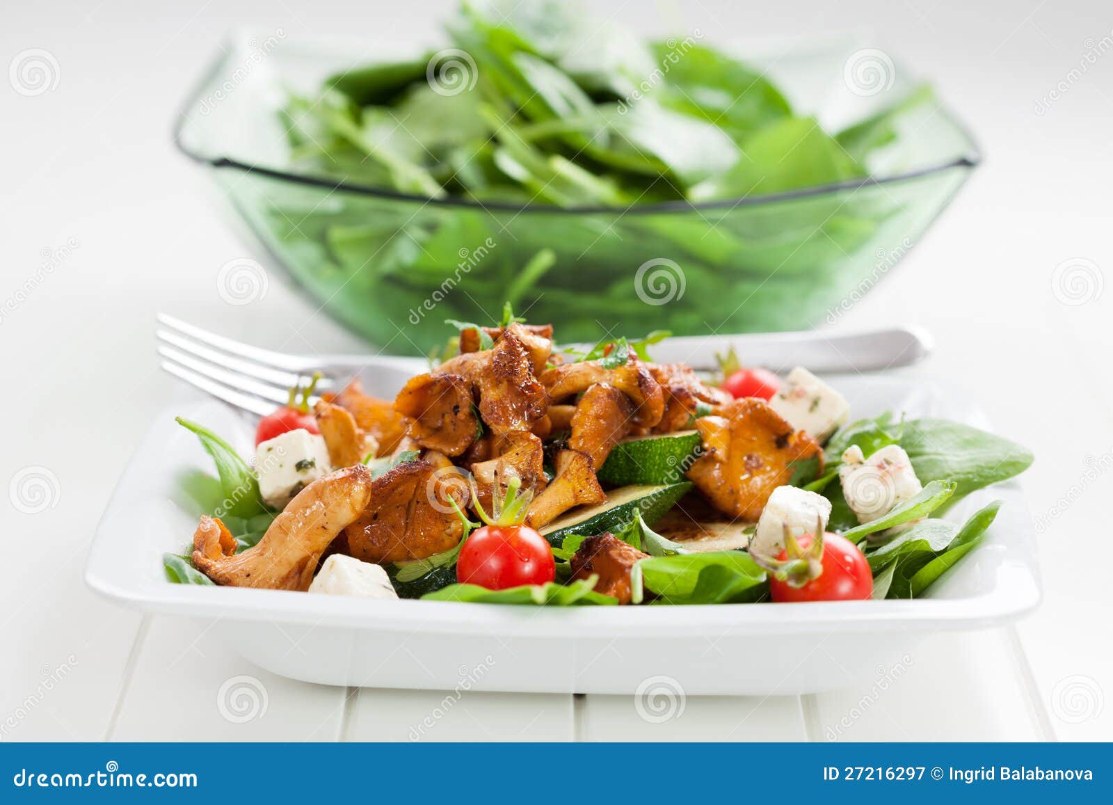 ... Stock Photography: Spinach salad with roasted chanterelle mushrooms