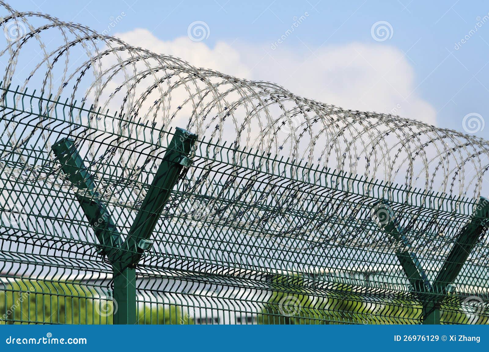 Stacheldraht, Zaun Lizenzfreie Stockbilder Bild 26976129