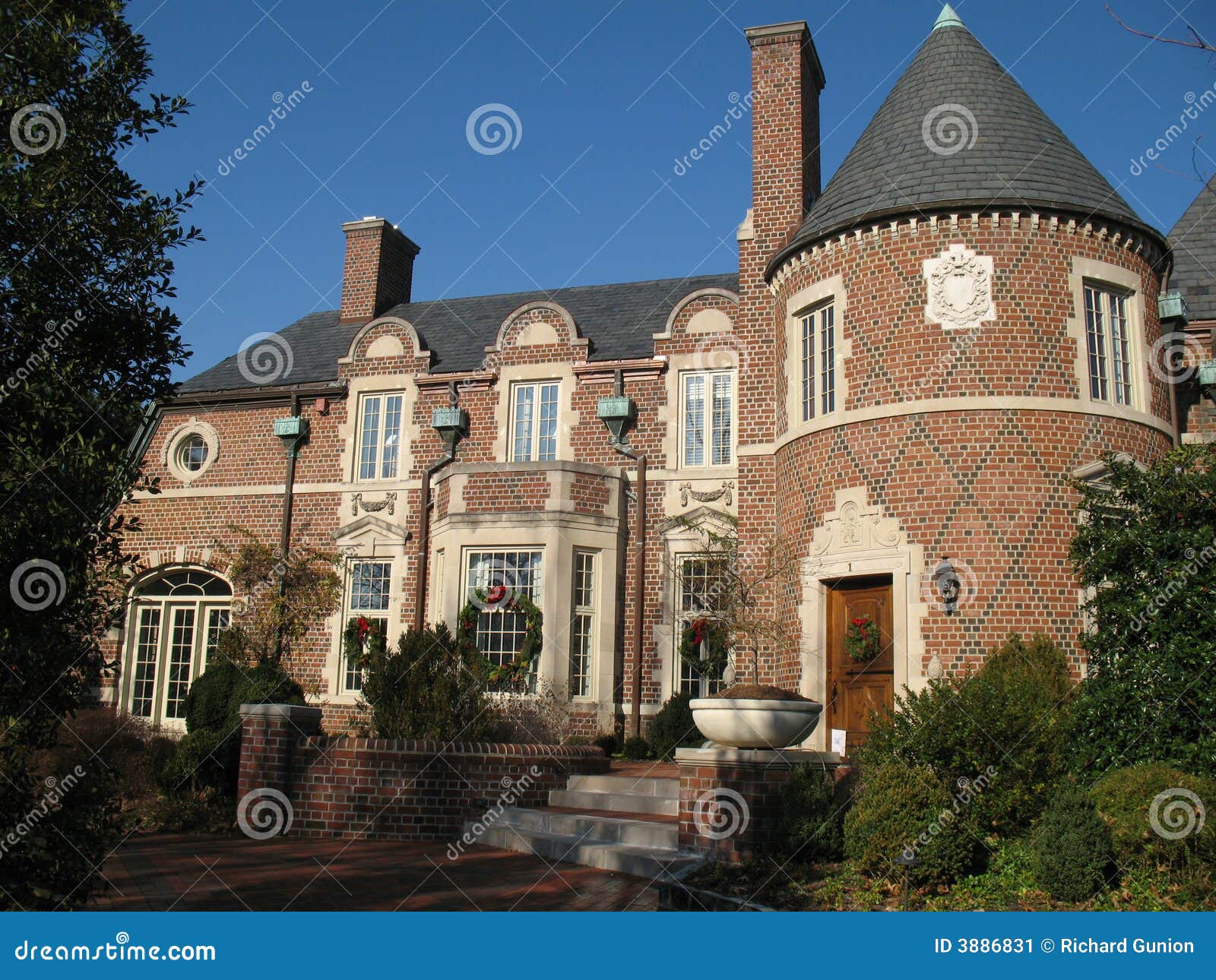suburban-mansion-3886831.jpg