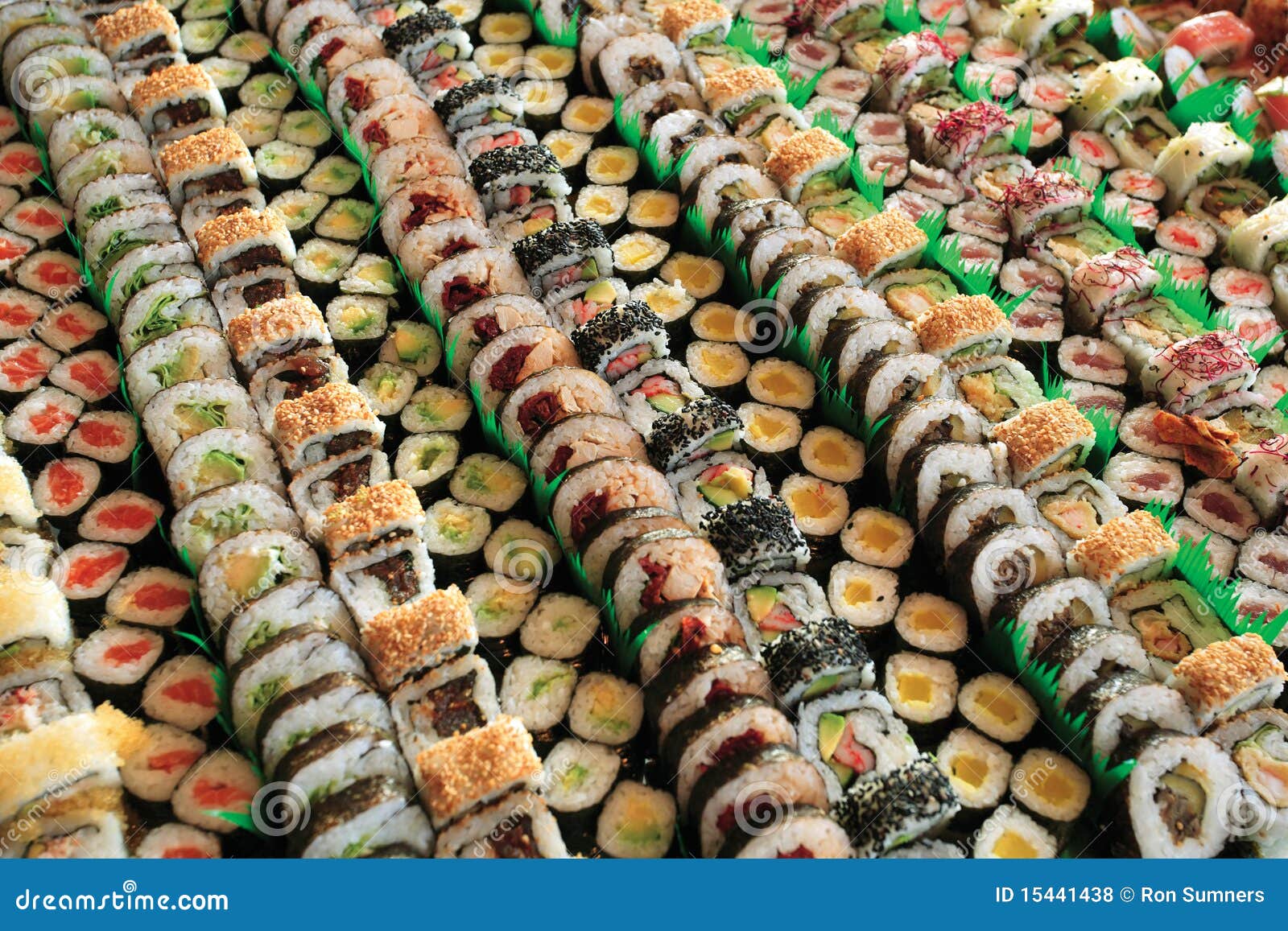 http://thumbs.dreamstime.com/z/sushi-de-maki-15441438.jpg