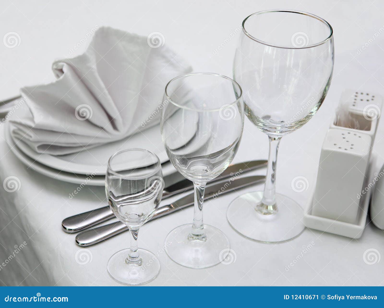 table appointments The lower edges of the utensils should be aligned with the bottom rim of the plate , about one (1) inch up from the edge of the table to avoid hiding a utensil. table appointments The lower edges of the utensils should be aligned with the bottom rim of the plate , about one (1) inch up from the edge of the table to avoid hiding a utensil.