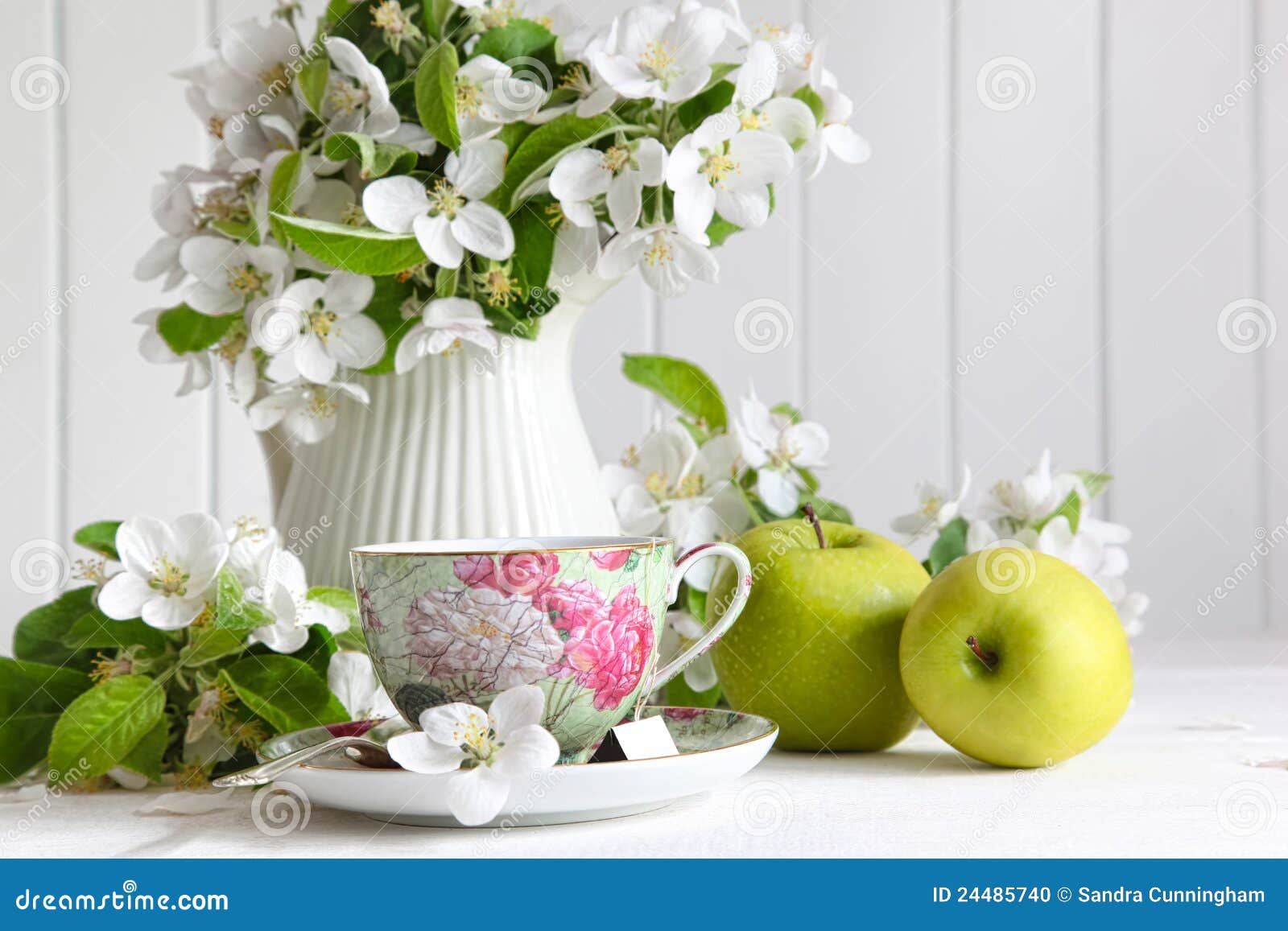 http://thumbs.dreamstime.com/z/tazza-di-t%C3%A8-con-i-fiori-del-fiore-e-le-mele-verdi-24485740.jpg