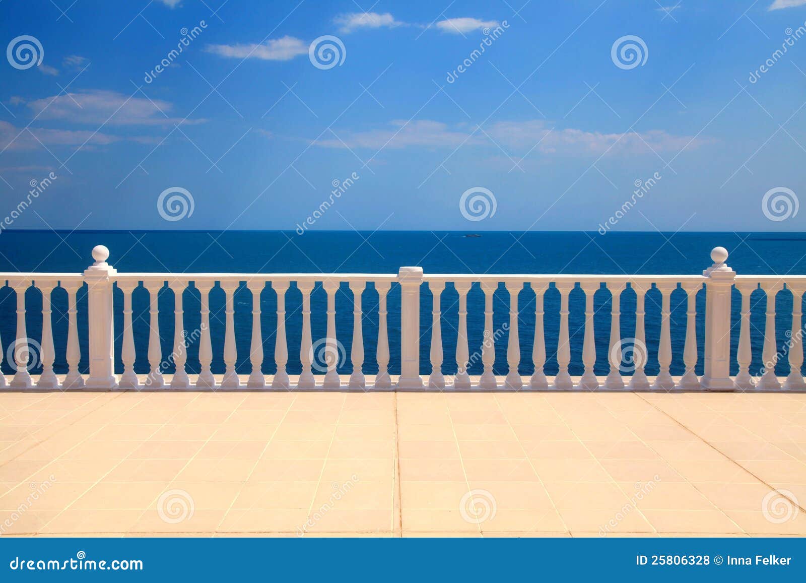 Terraza Con La Barandilla Que Pasa Por Alto El Mar Fotos de archivo