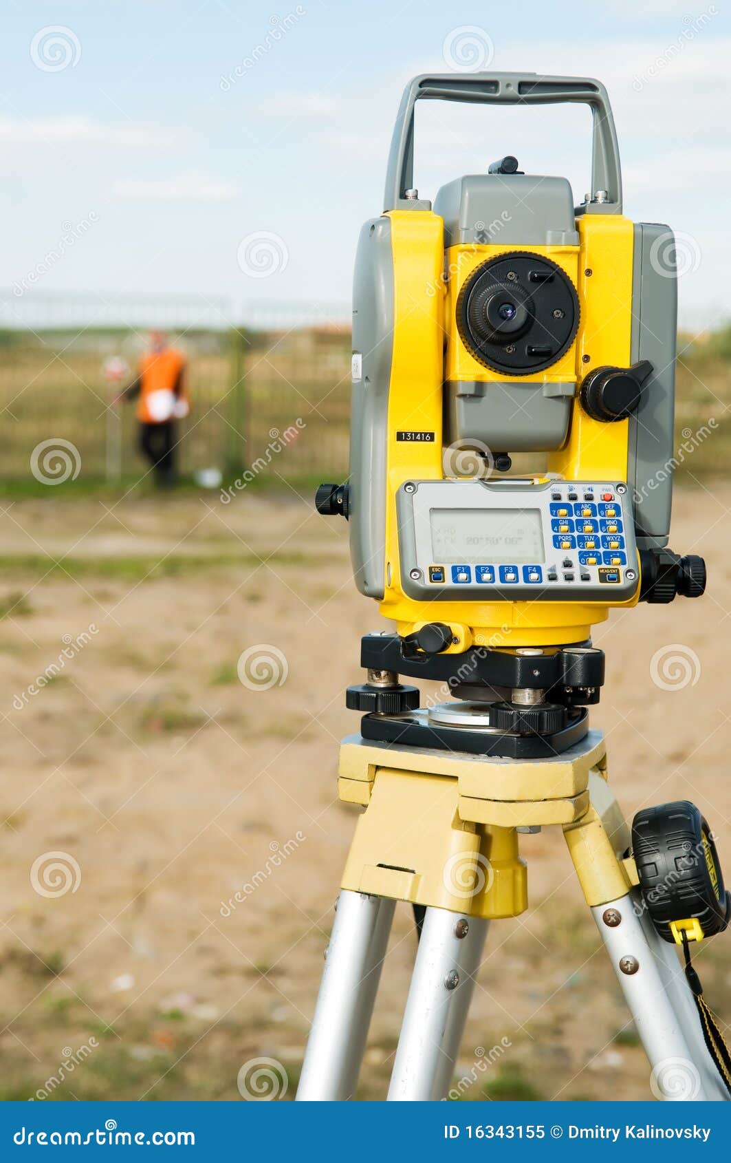 theodolite-tripod-16343155.jpg