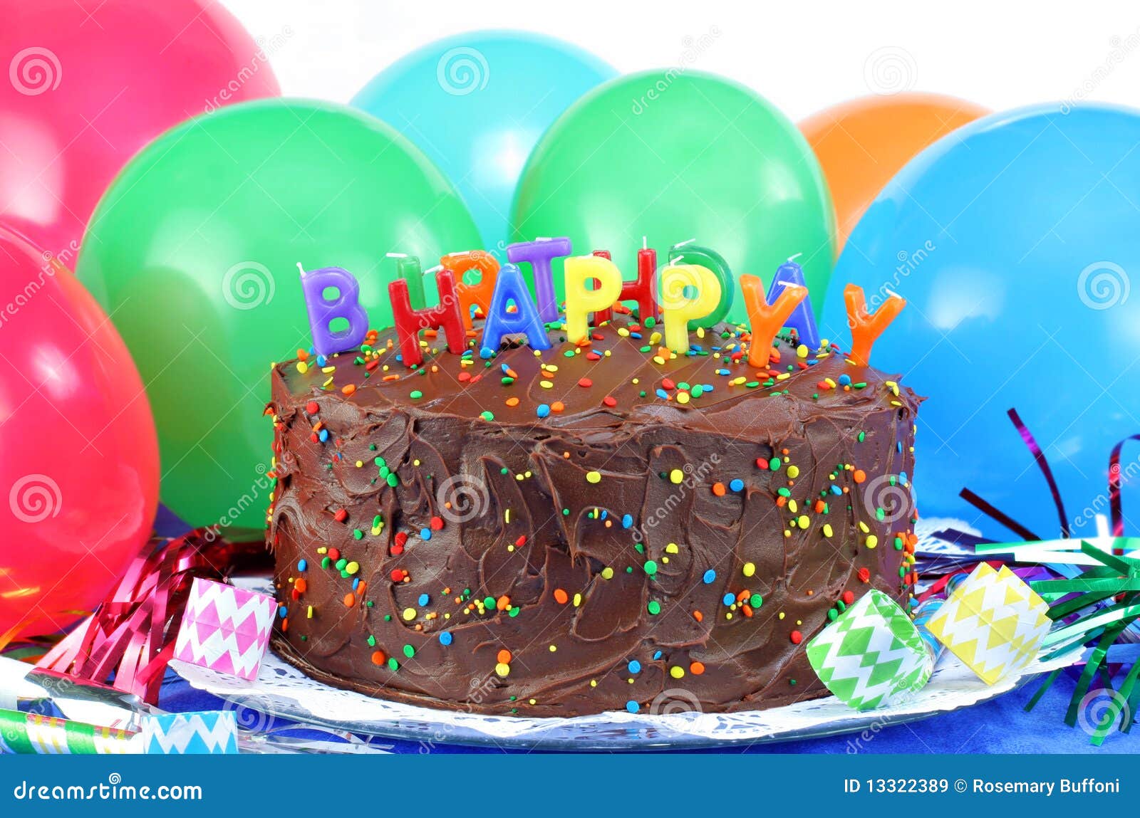 torta-ed-aerostati-di-cioccolato-di-buon-compleanno-13322389