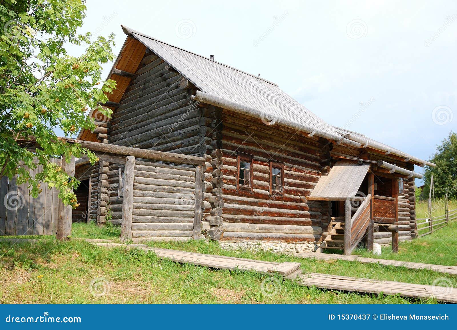  - traditional-russian-rural-house-15370437