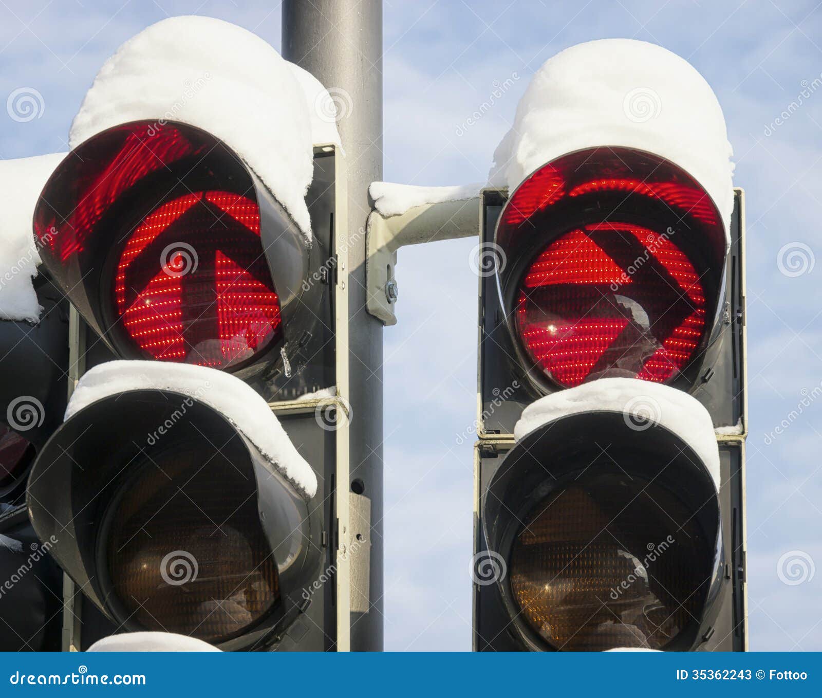 traffic-lights-two-red-arrow-signs-35362243.jpg