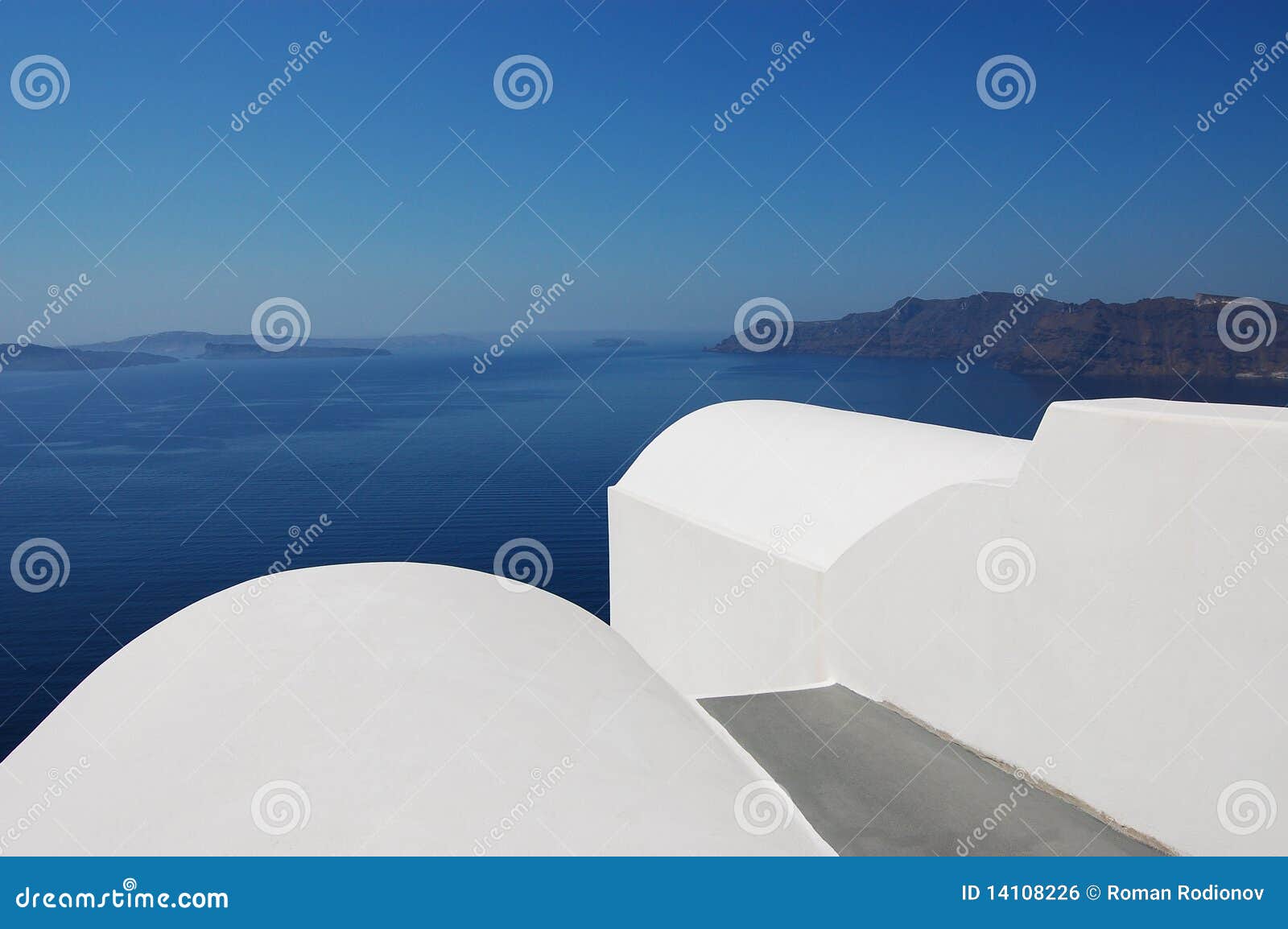 Tranquil scenery of caldera (Santorini island, Greece).