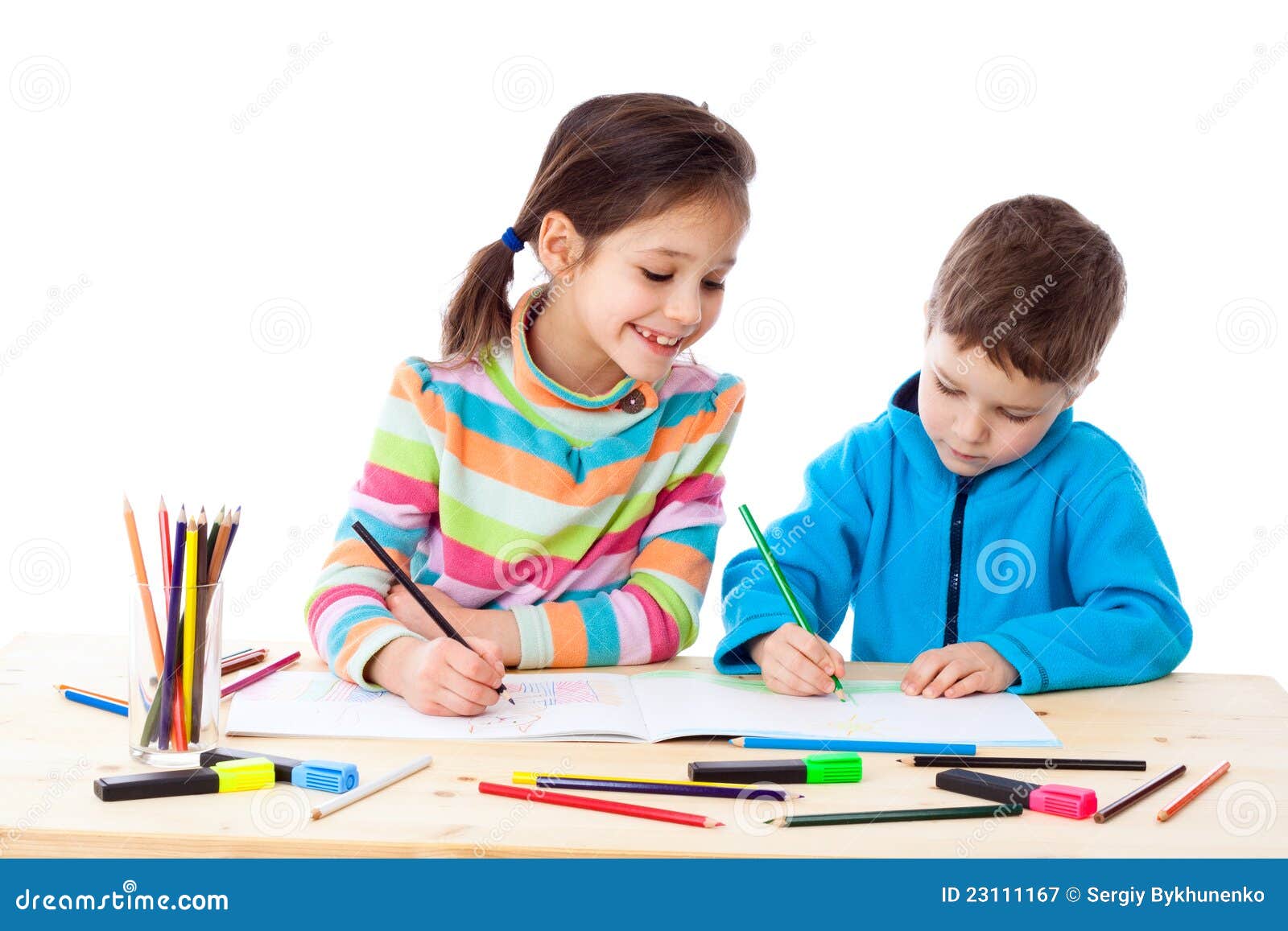 two-little-kids-draw-crayons-23111167.jp