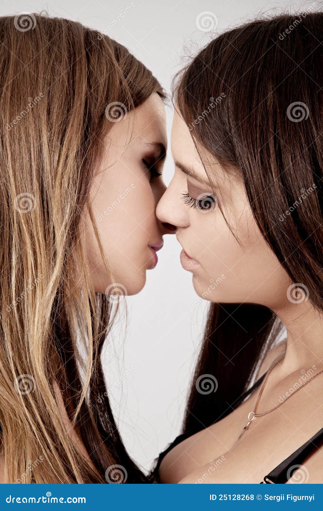 girls Young kissing lesbian