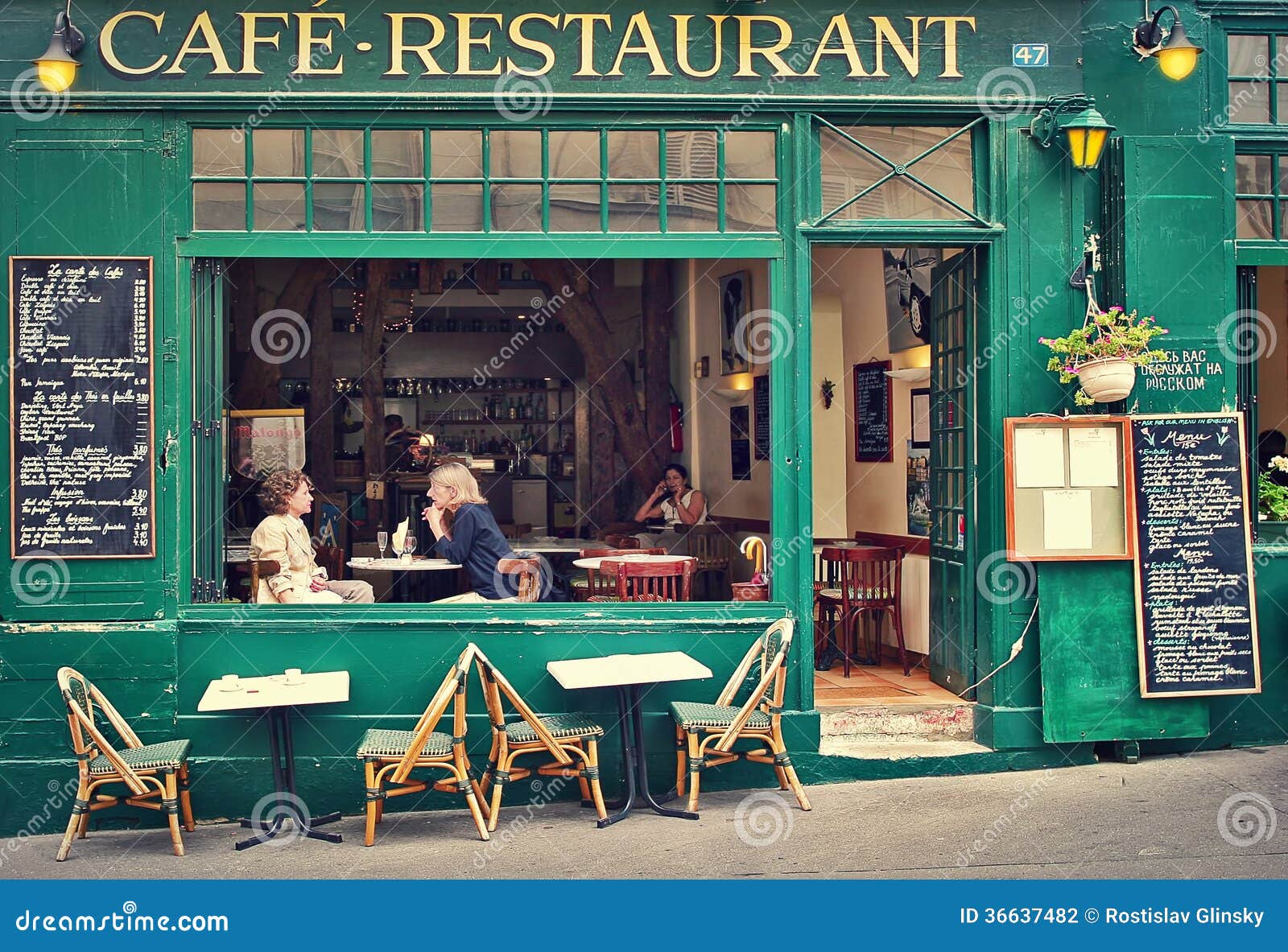 Typisches Pariser Café. Redaktionelles Stockfotografie - Bild: 36637482