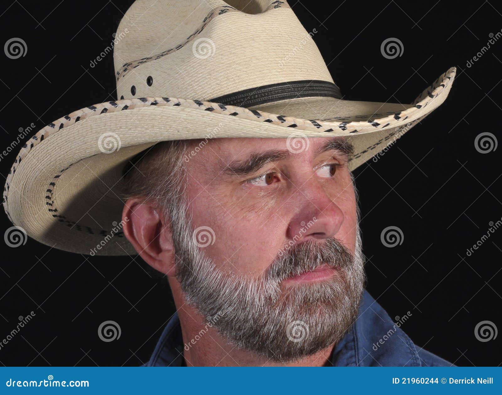 Un hombre con una barba en un sombrero de vaquero blanco - un-hombre-con-una-barba-en-un-sombrero-de-vaquero-blanco-21960244