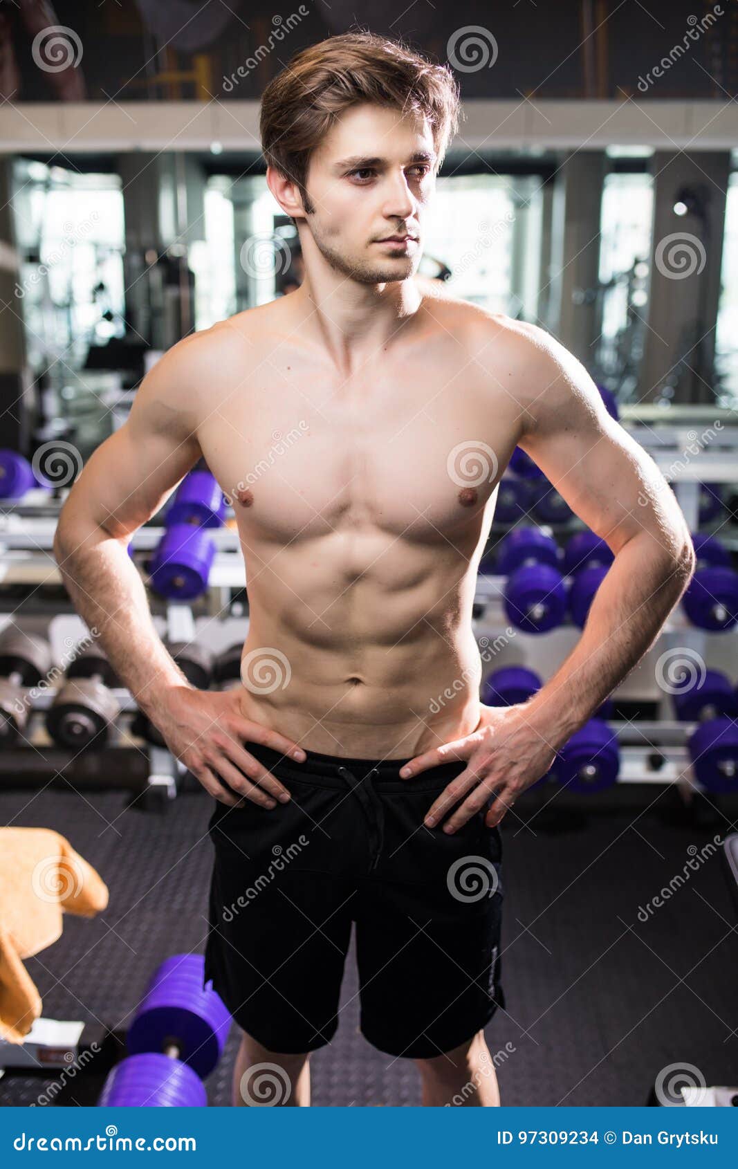 Uomo Muscolare Che Risolve Nella Palestra Che Fa Gli Esercizi Al