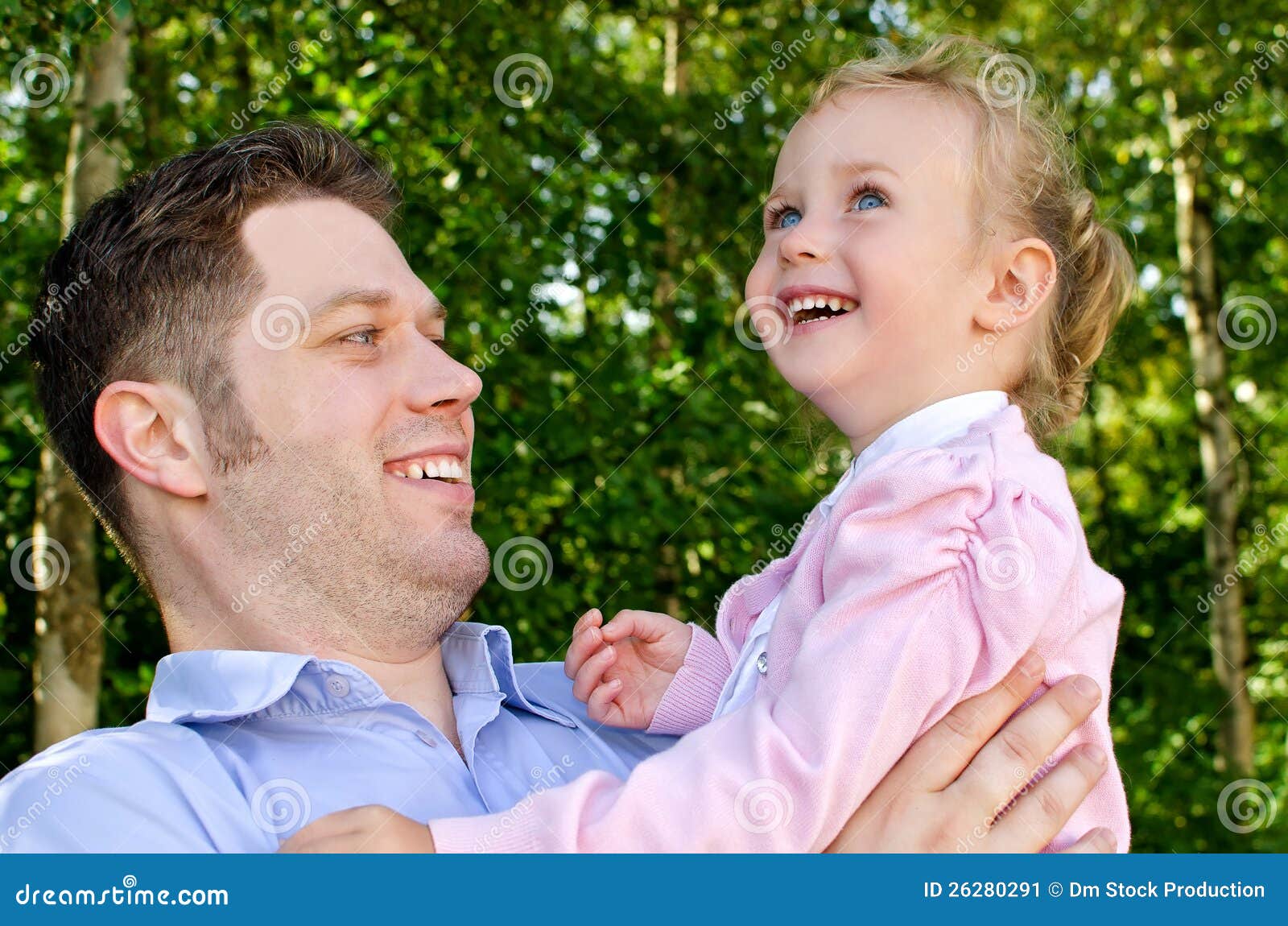 Stockbild: Vater und Tochter, die Spaß haben