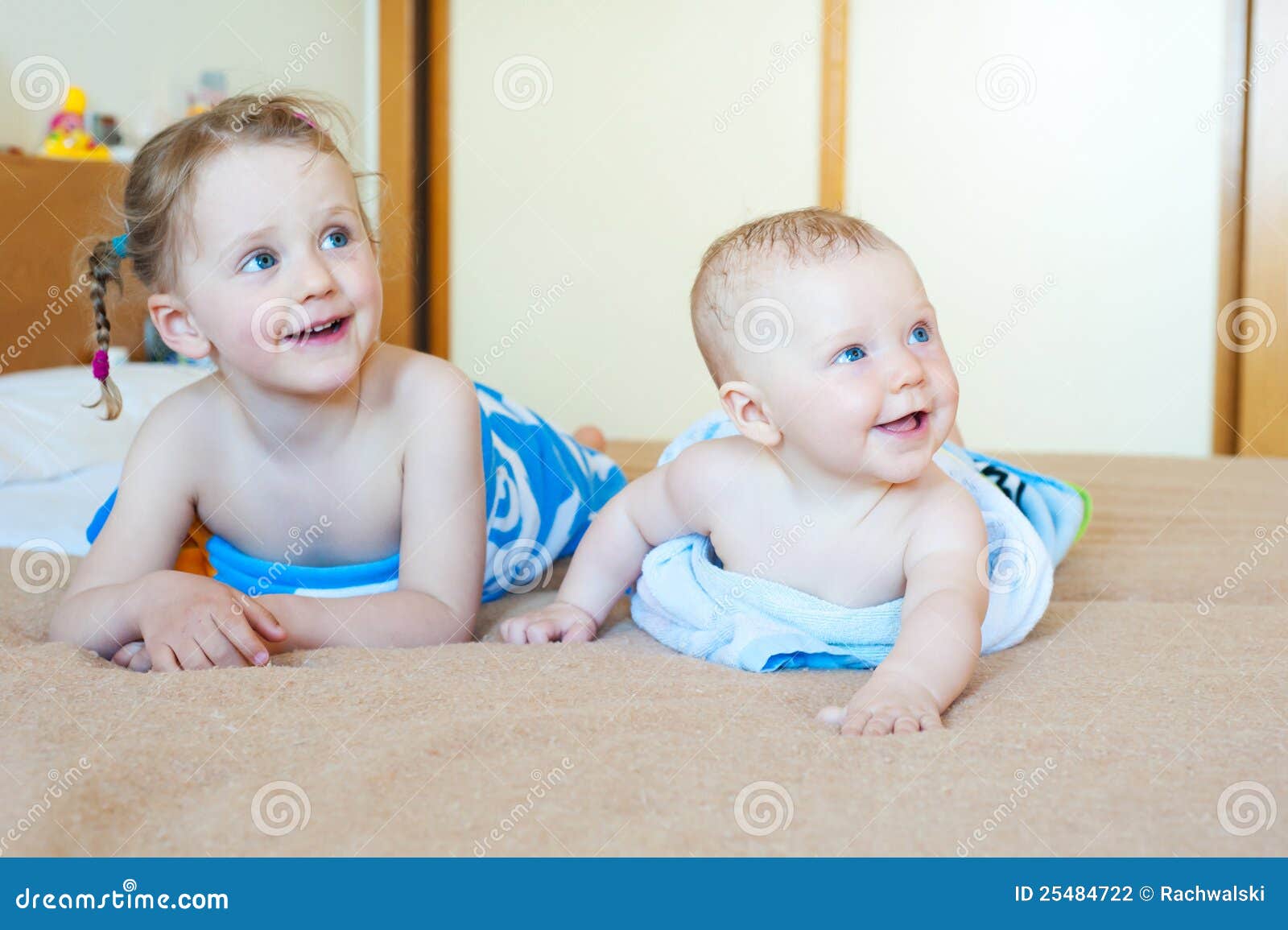 Verticale De Deux Filles Se Trouvant Sur Le B Ti Photo Stock Image Du Heureux Gosse