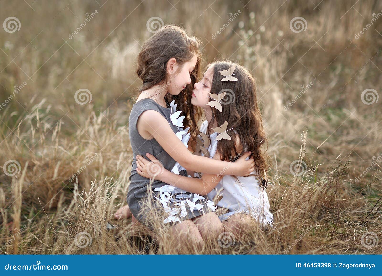 Verticale De Deux Petites Filles Photo Stock Image Du Ressort Soeurs