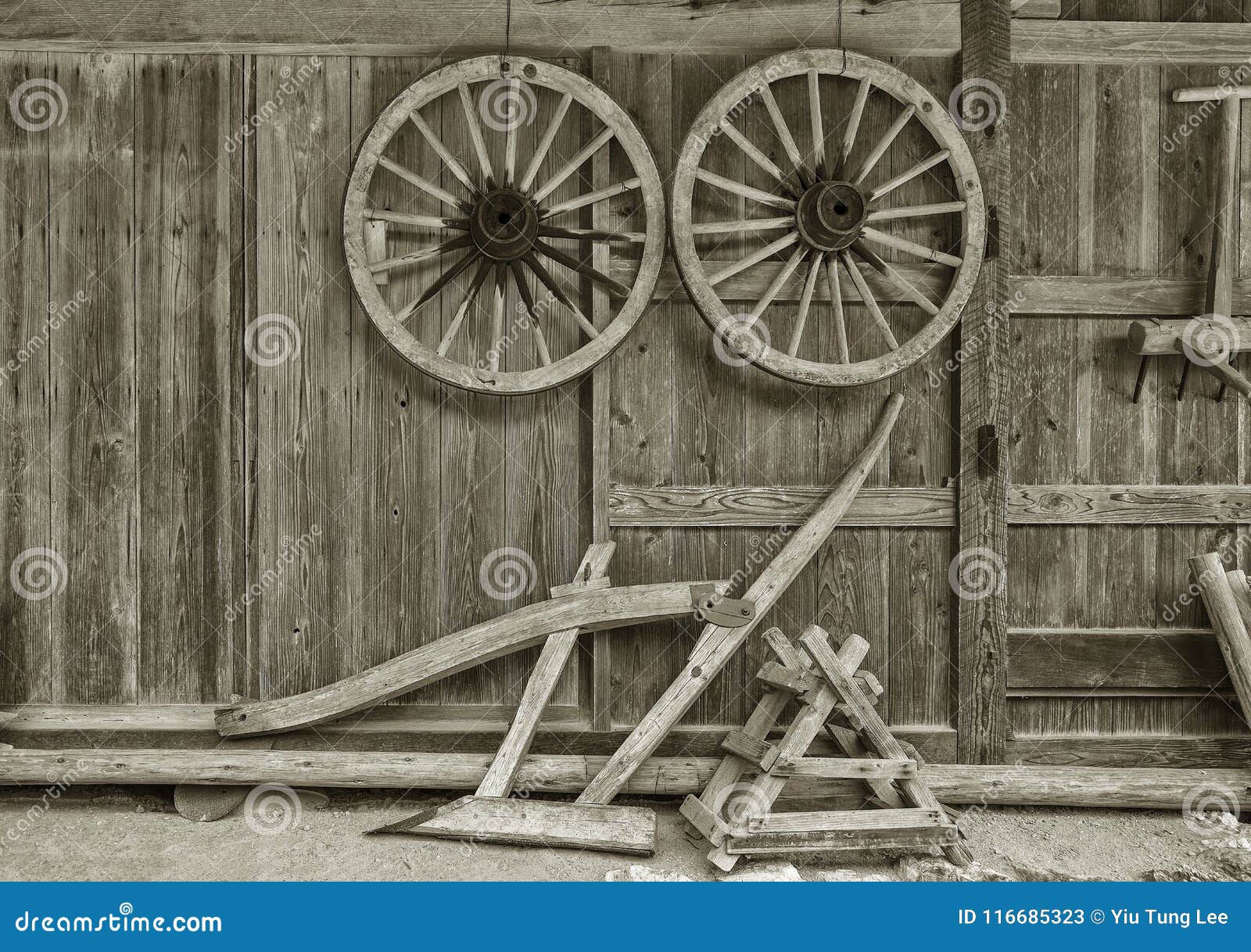 Vieille Brouette En Bois Dans La Maison De Ferme Image Stock Image Du