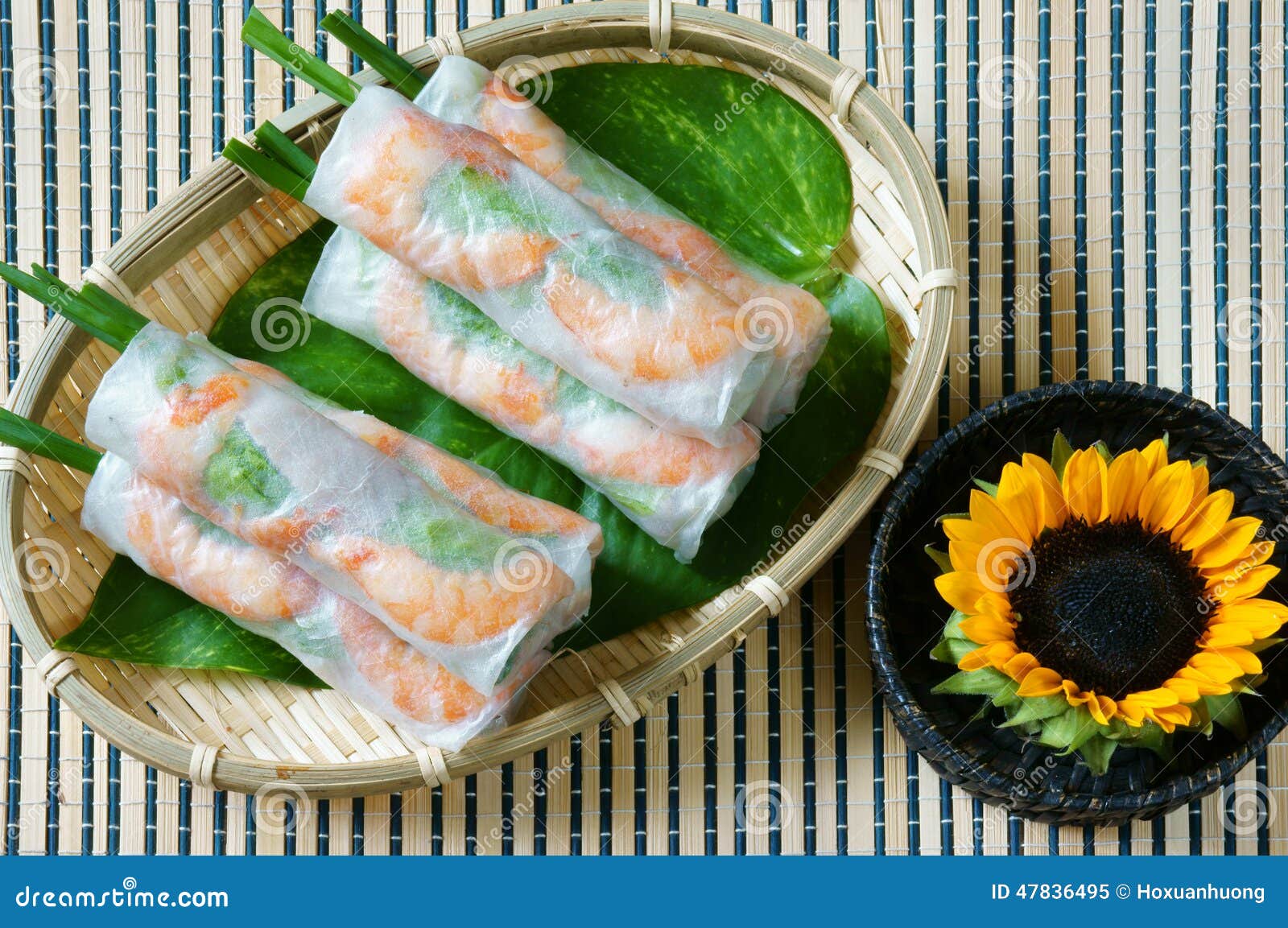 Vietnamese food, goi cuon is street food, roll that delicious, wrapped 