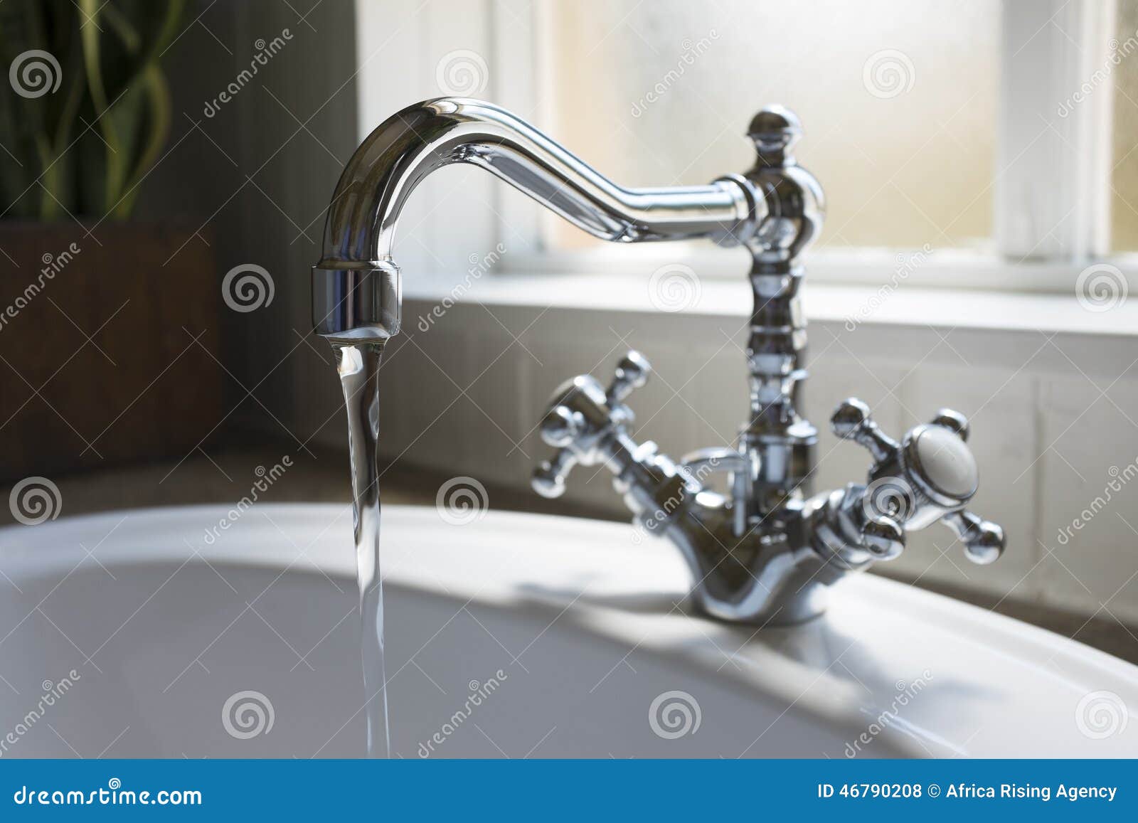 Vieux r%c3%a9tro bassin de robinet d eau dans la salle de bains moderne 46790208.jpg