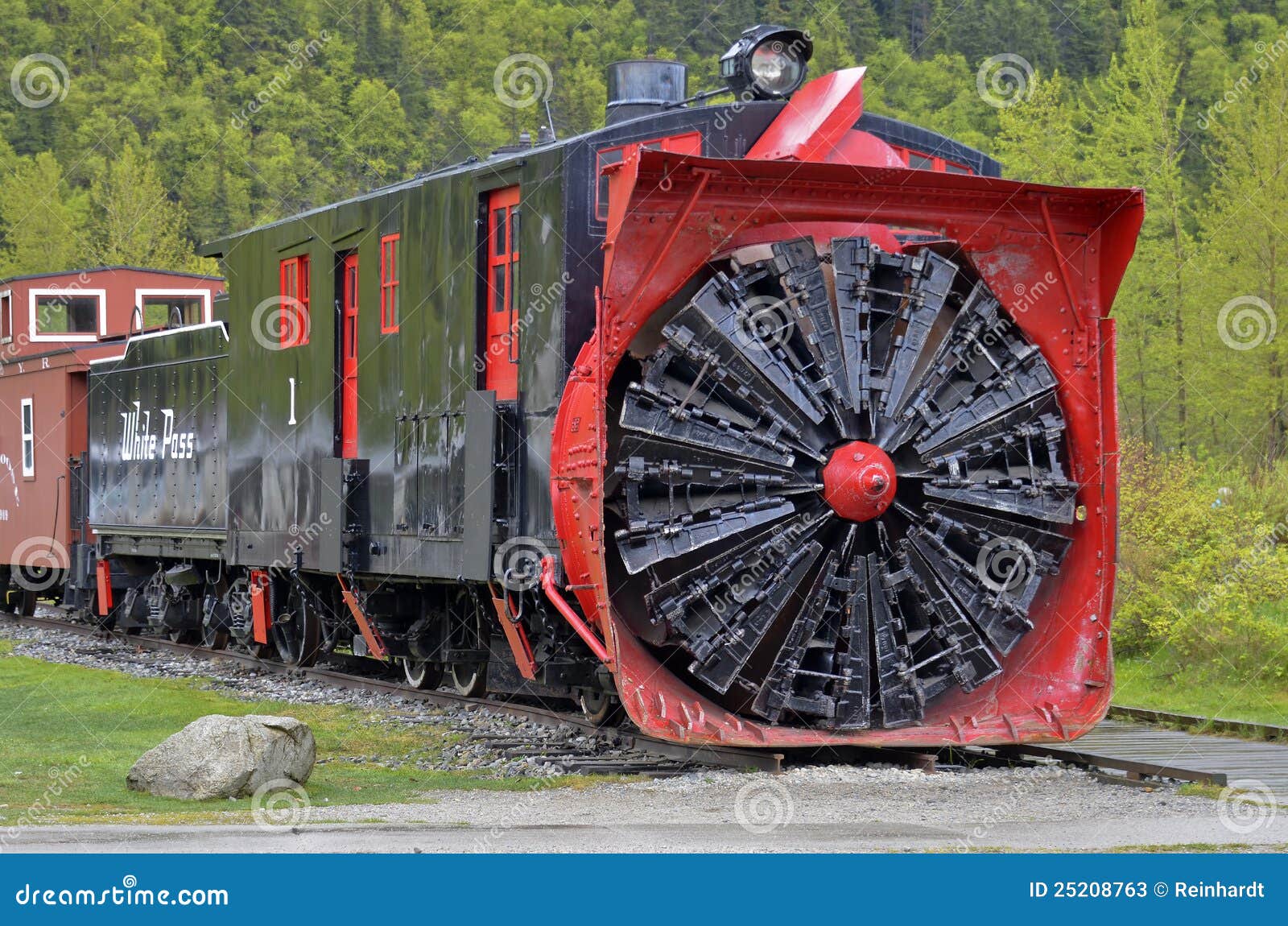 vieux-train-de-chasse-neige-skagway-alaska-25208763.jpg