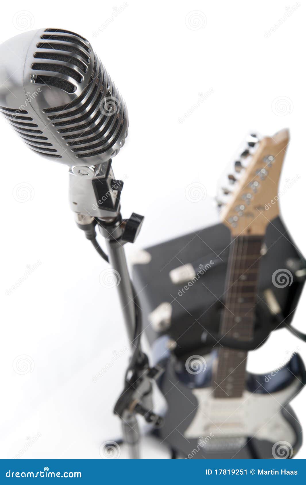 vintage-microphone-electric-guitar-amp-17819251.jpg
