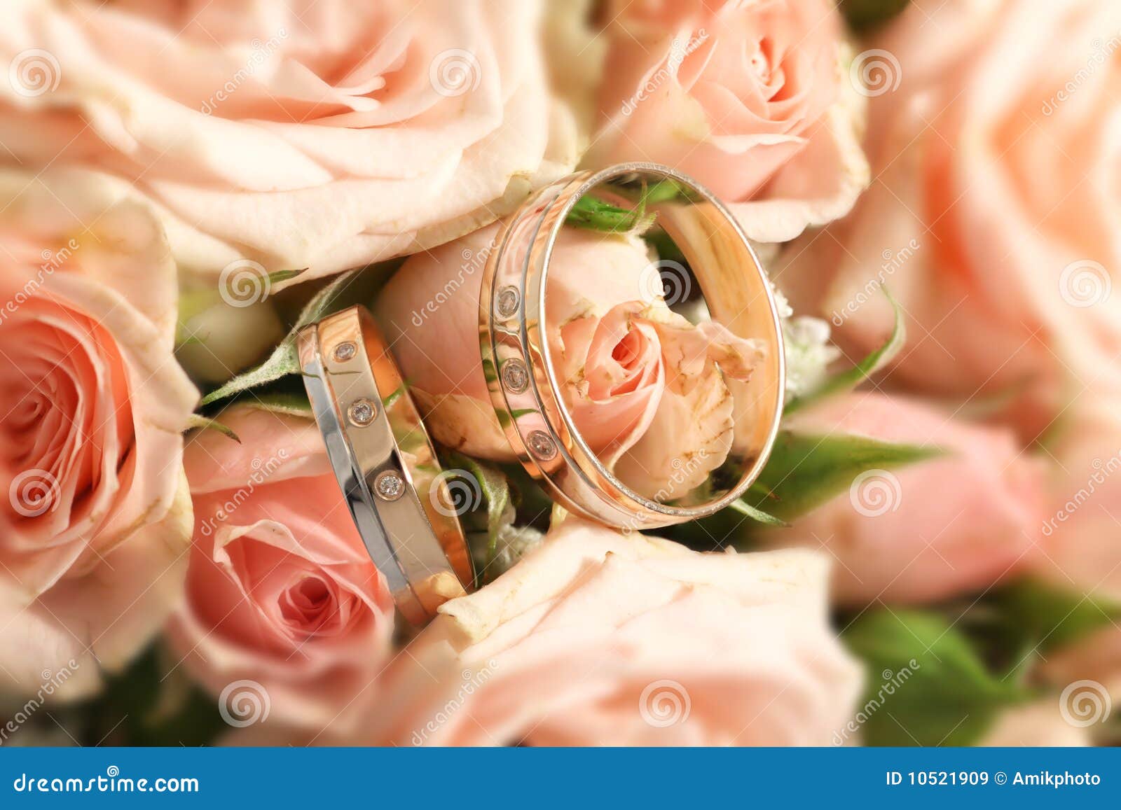 Wedding Flowers With Gold Rings Royalty Free Stock Images - Image 