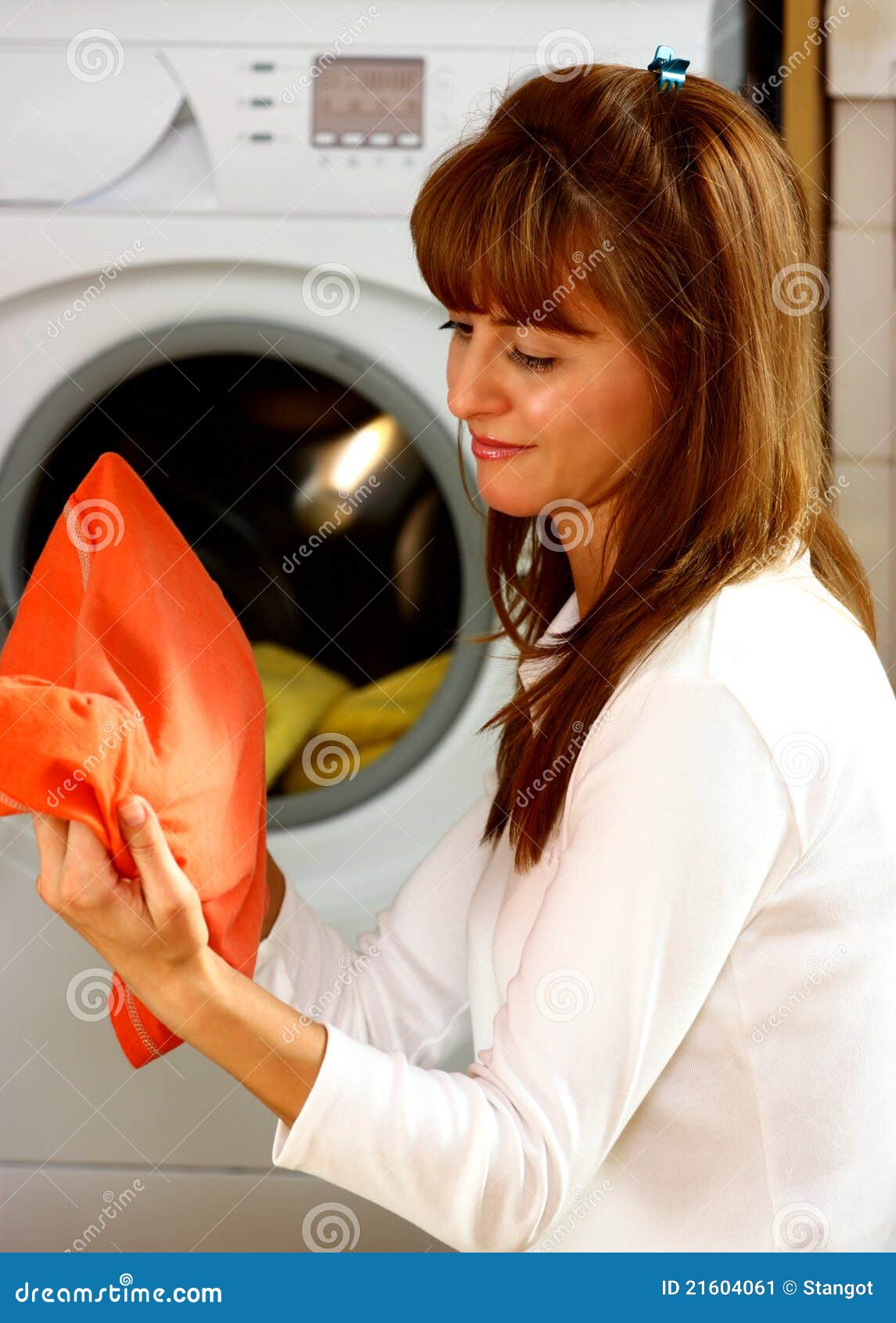 woman-doing-laundry-21604061.jpg