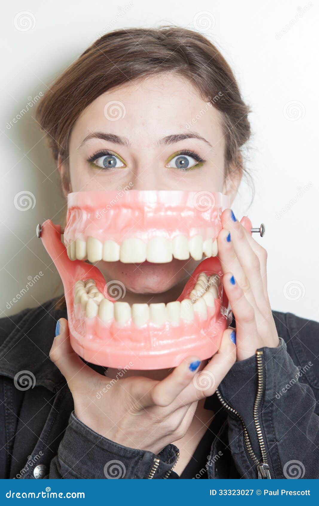 woman-false-teeth-pretty-young-oversized