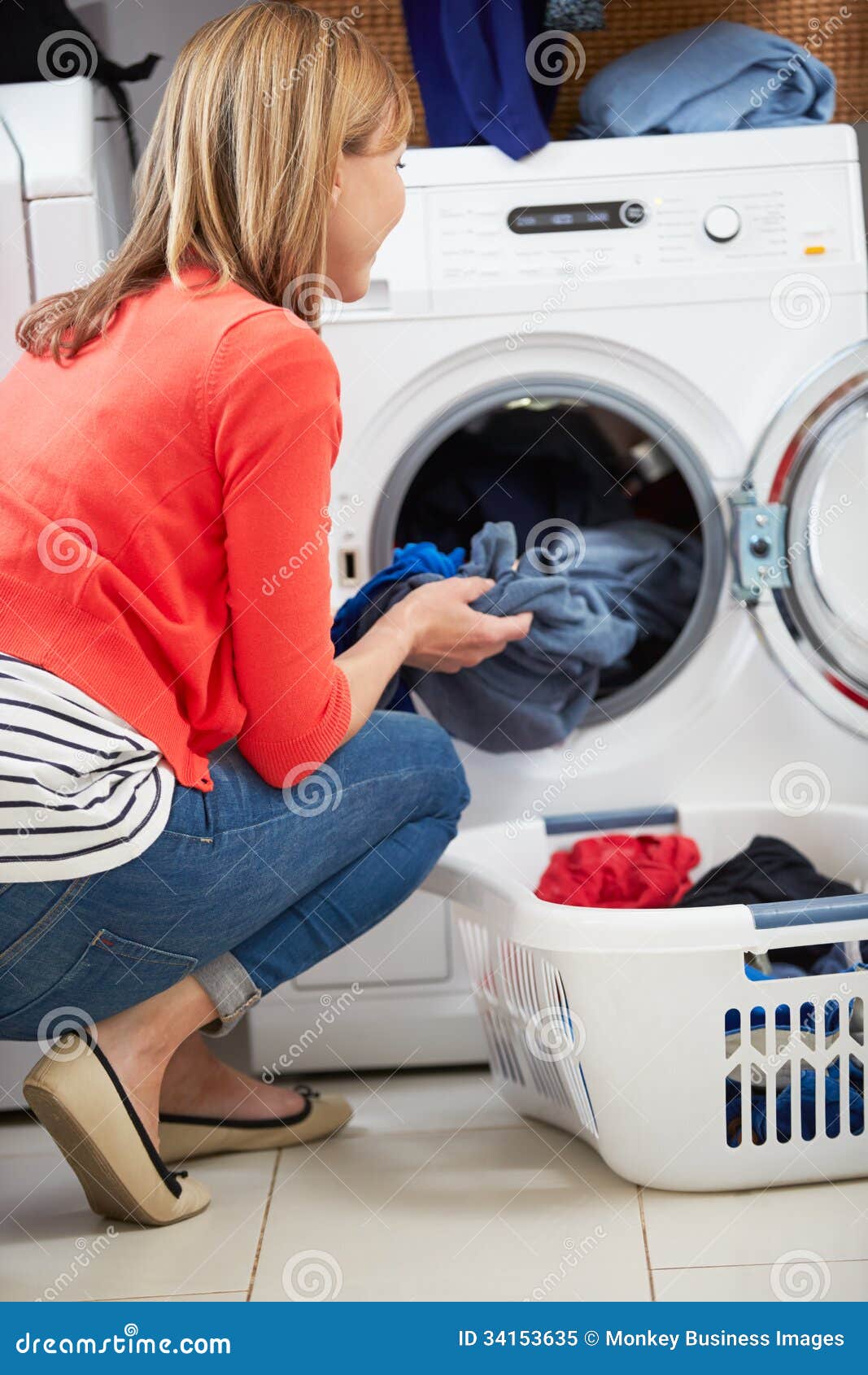 WASHING MACHINE WITH CLOTHES washing machine with clothes: