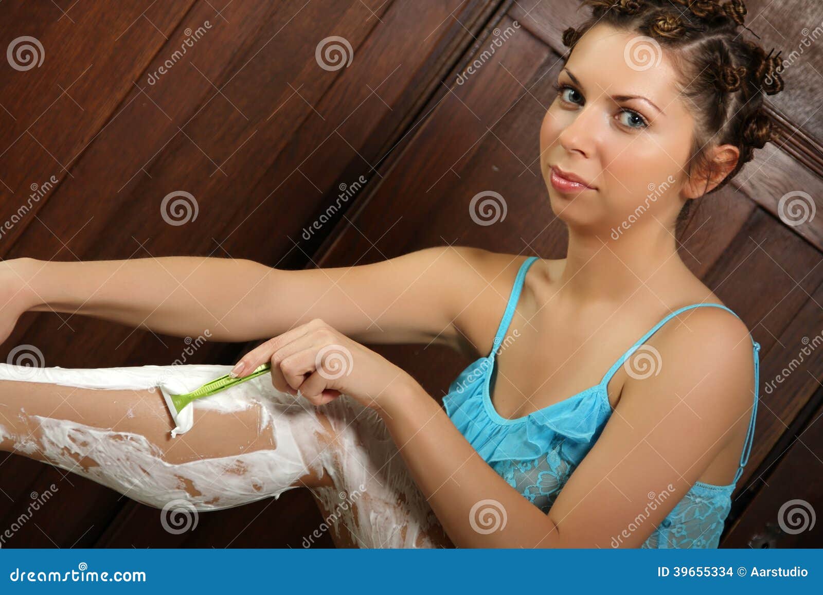 Woman Shaving Her Legs Stock Photo - Image: 39655334