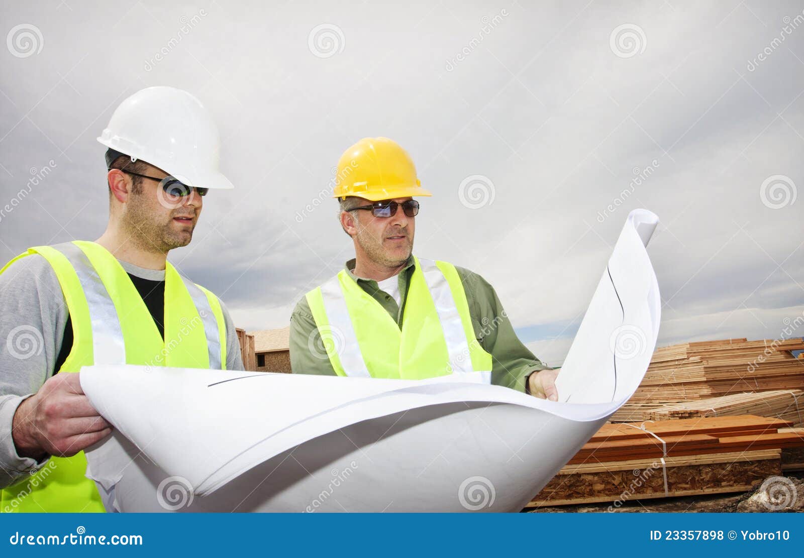 workers-reading-construction-plans-23357898.jpg