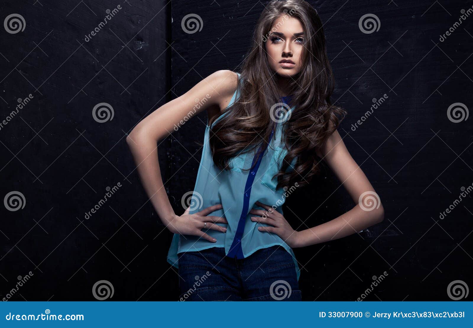  - young-fashion-woman-attractive-posing-33007900