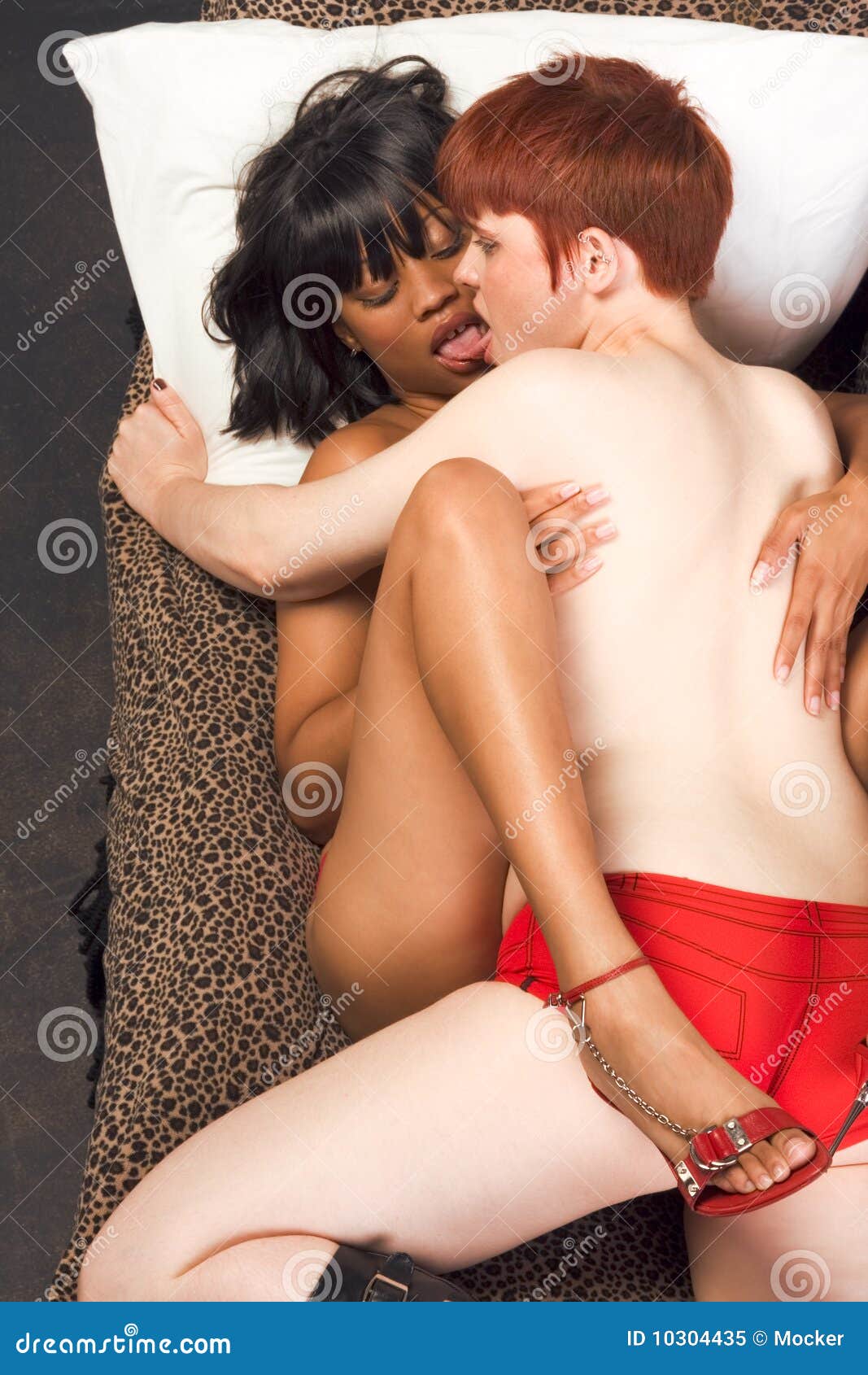 Interracial Lesbians Kissing - Busty bleck girls blogs ...