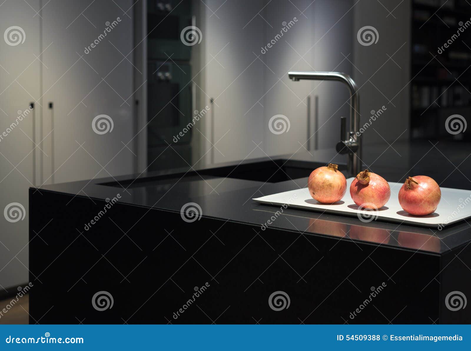 Zwarte granietkeuken stock foto afbeelding: 54509388