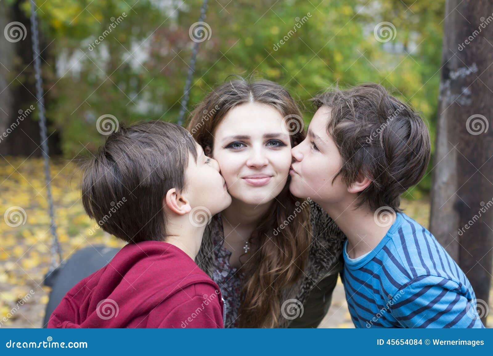 Zwei Jungen, Die Eine Jugendlichen Kussen Stockfoto picture photo