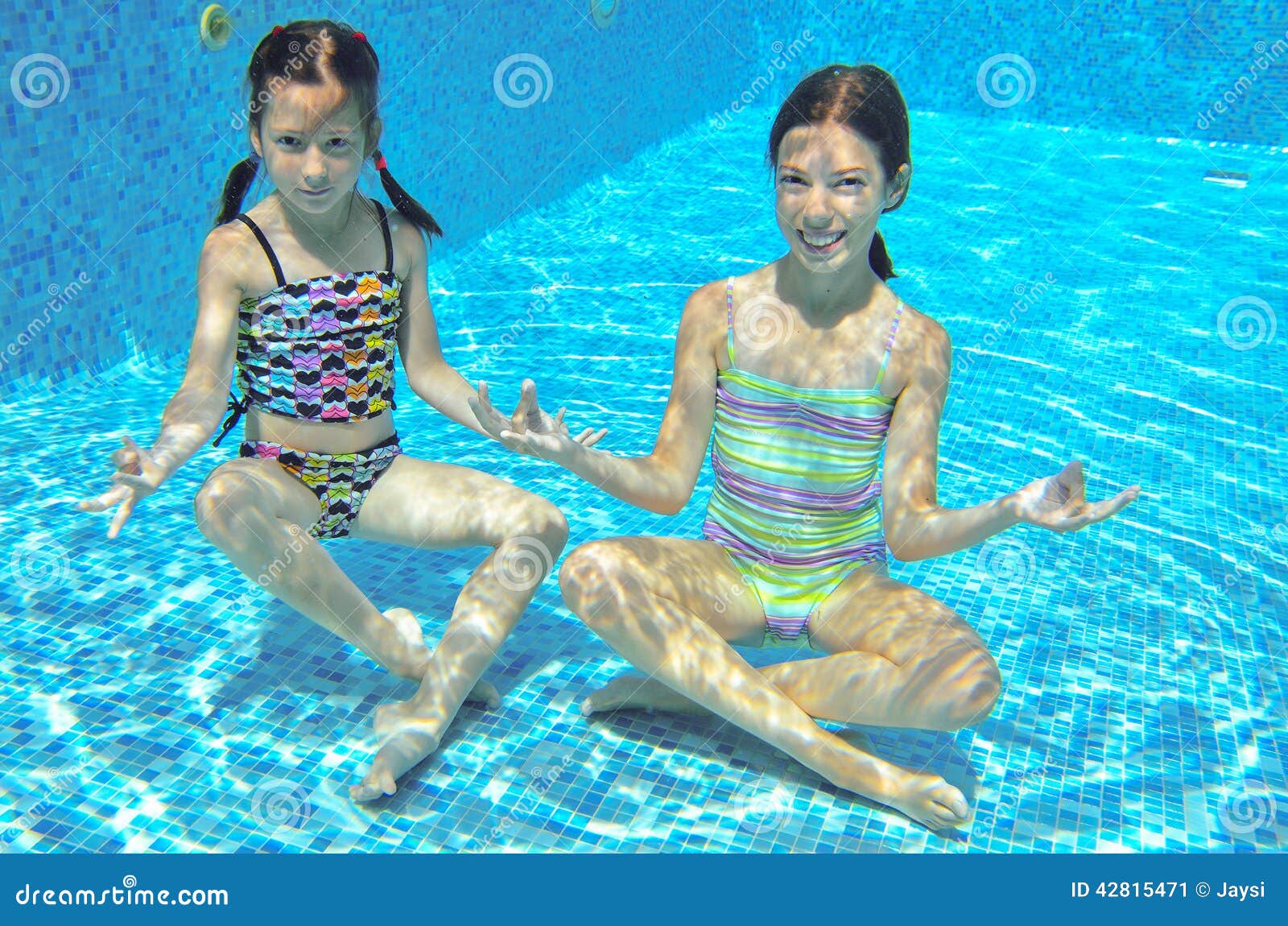 Children Diving A Swimming Pool Stockfotos & Children 