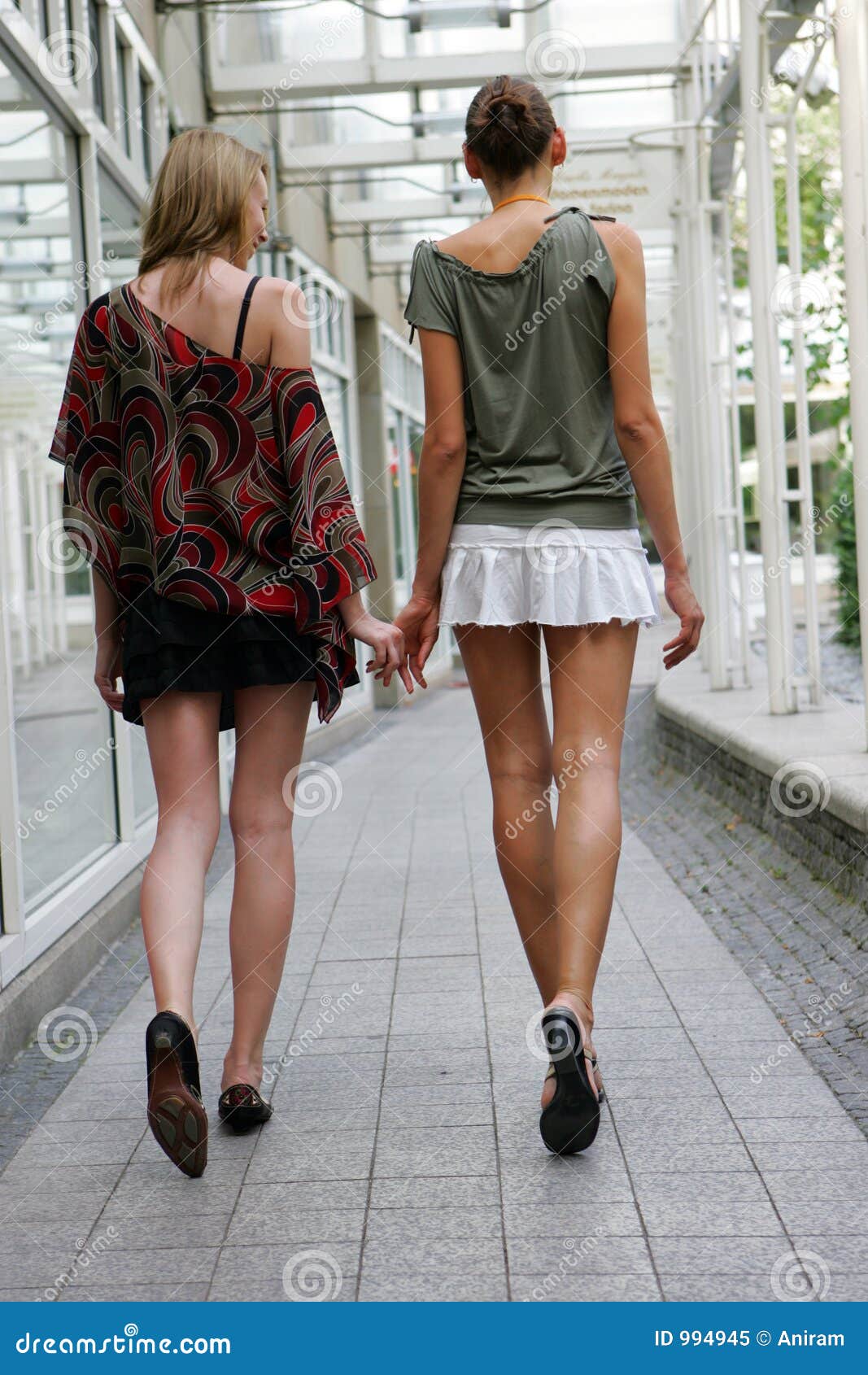 Zwei Mädchen Von Hinten Lizenzfreies Stockfoto Bild 994945