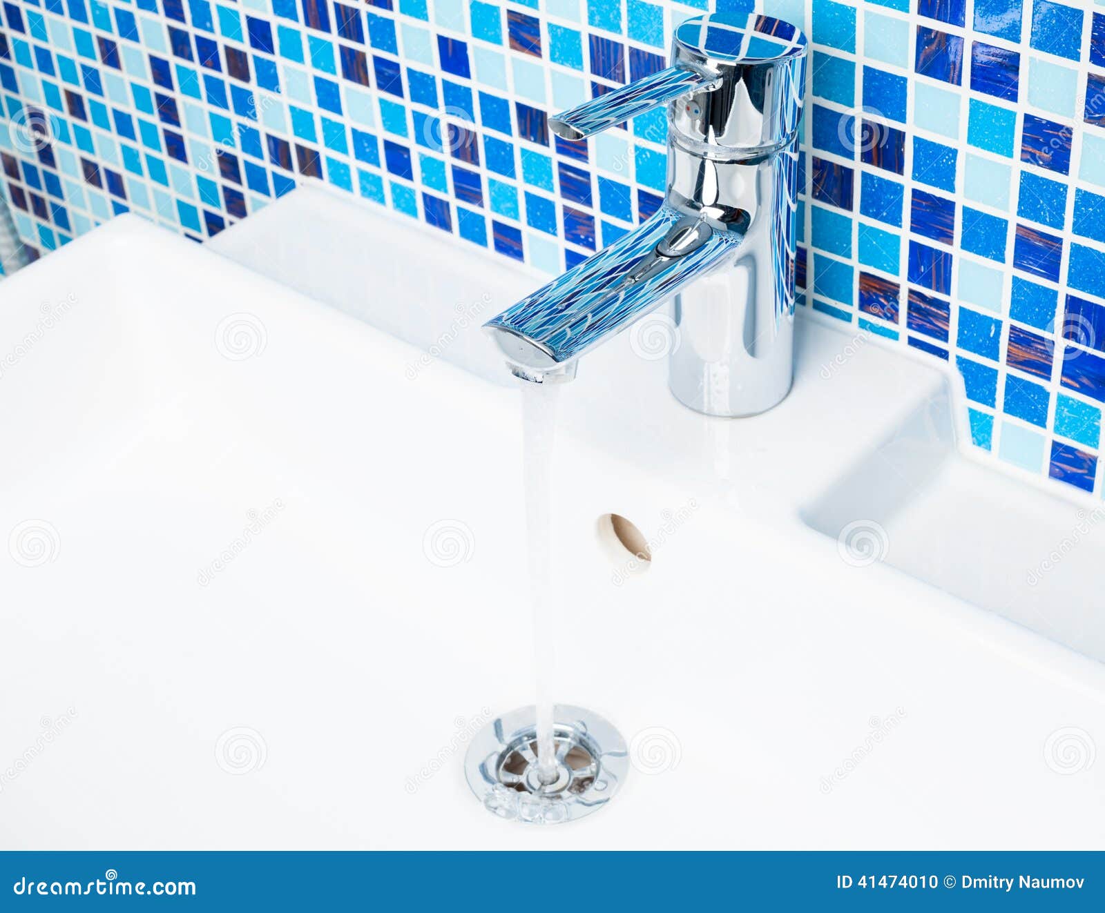 Кран раковины ванной комнаты Стоковое Фото - изображение: 41474010