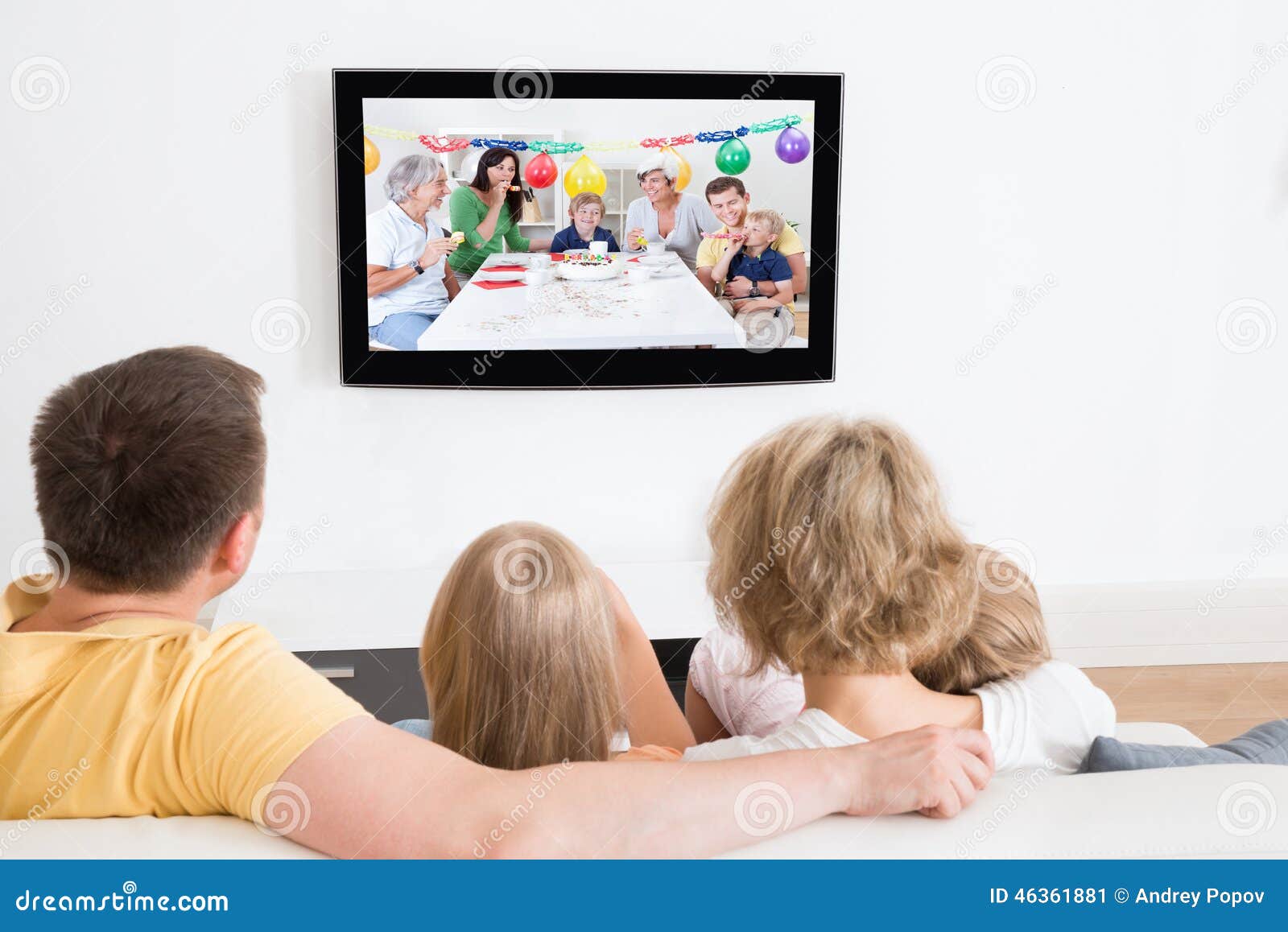 一起看电视的年轻家庭