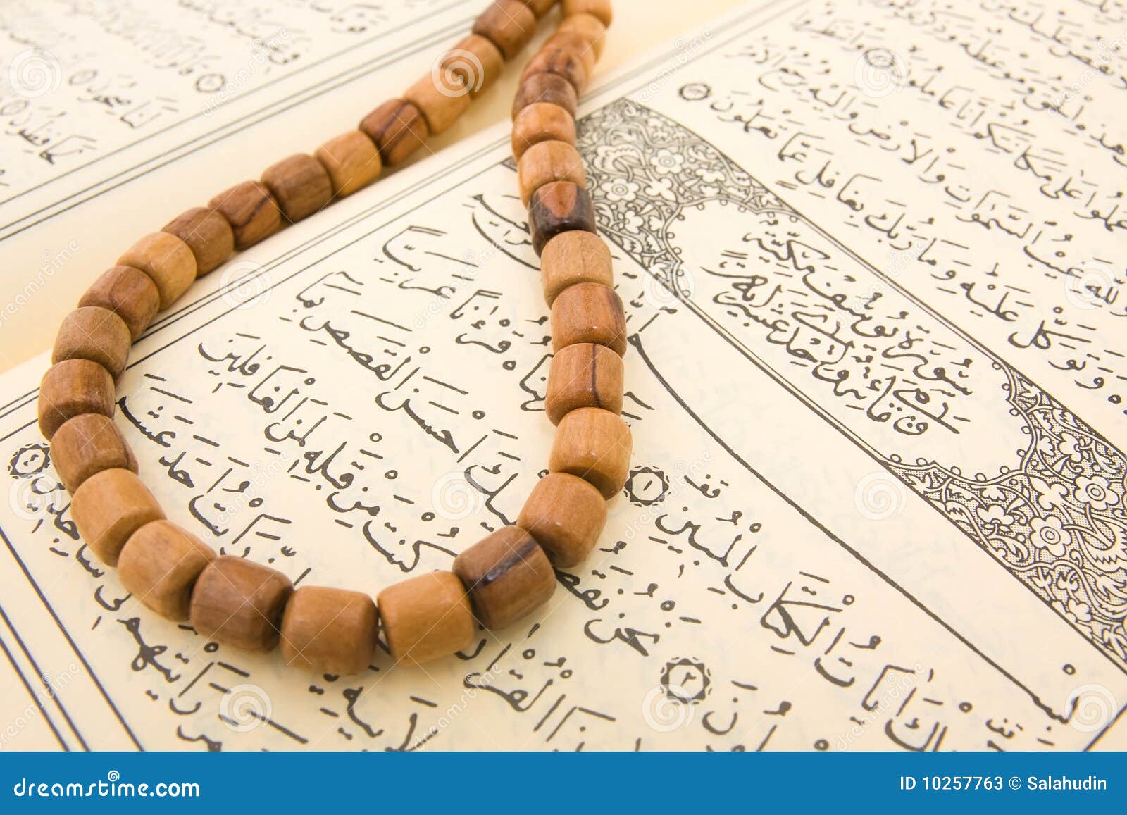 祈祷与在他的手上的念珠的回教人在被打开的古兰经前面 库存照片. 图片 包括有 回教, 蓝蓝, 纵向, 珠子 - 146773934