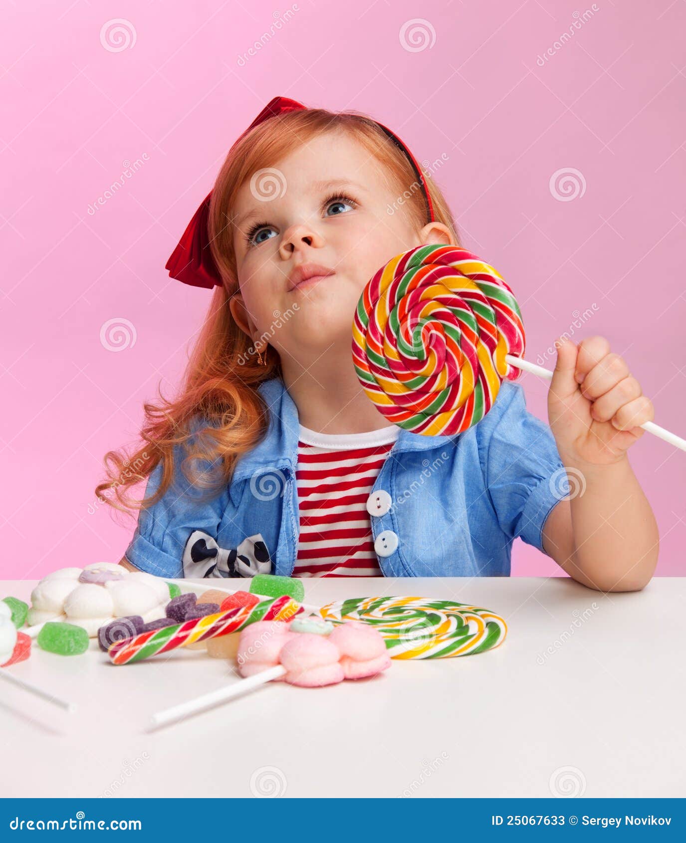 拿着五颜六色棒棒糖的小女孩 带糖果的小孩 快乐的糖果女孩 库存照片 - 图片 包括有 单击, 乐趣: 181924500